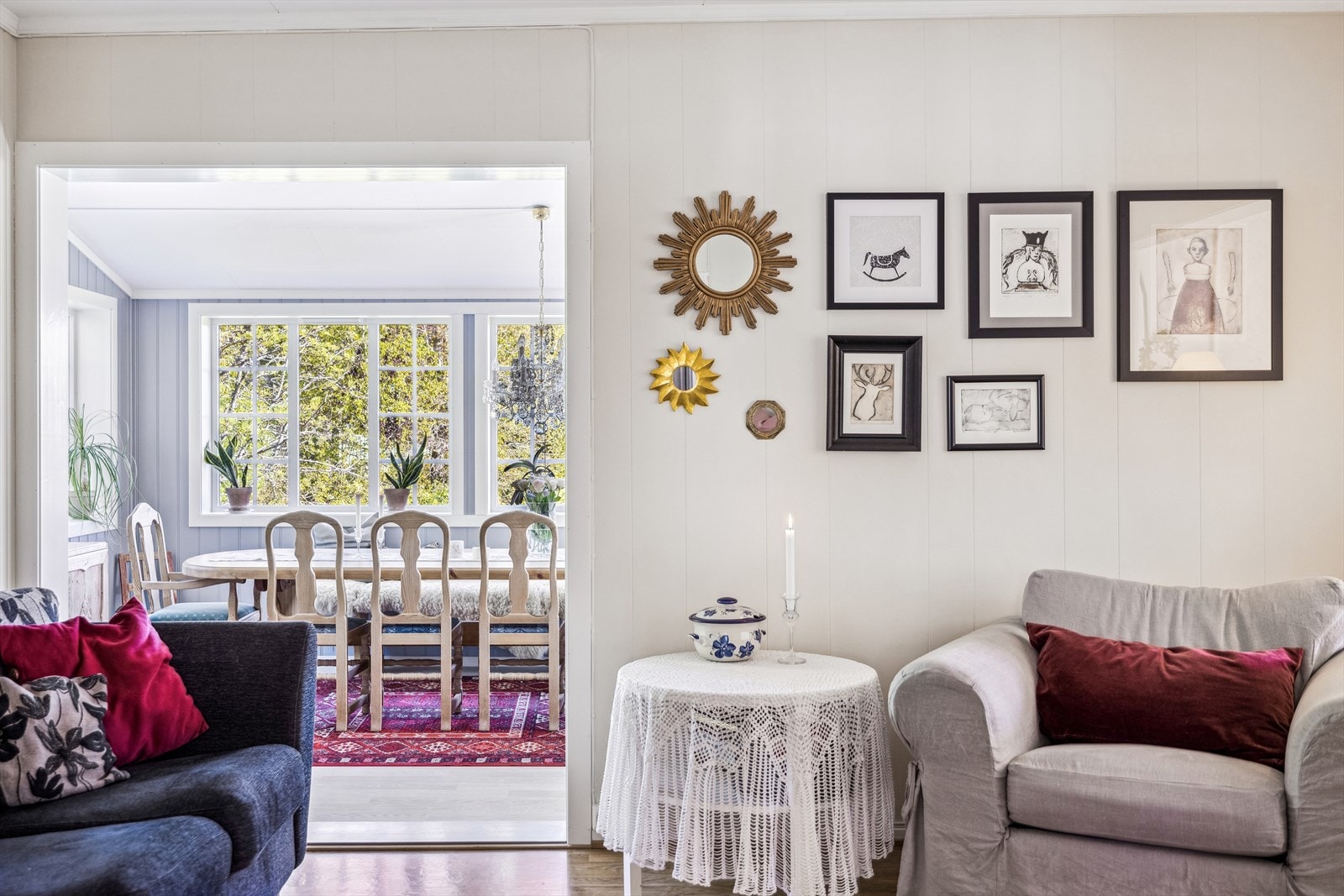 Boligen har tilsammen fire forskjellige stuer, med åpen gjennomgang mellom de tre stuene i første etasje. Galleribilde