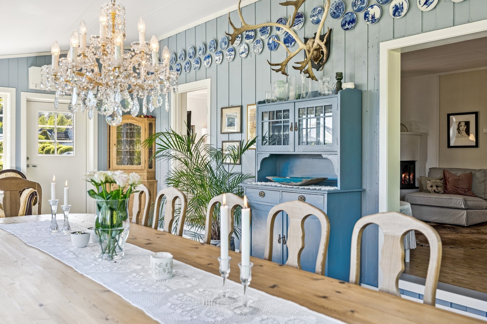 Den store spisestuen gir et tiltalende inntrykk med blåmalt veggpanel, noe skråhimling og rikelig med vinduer . Galleribilde