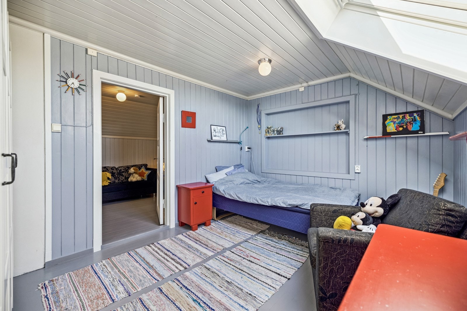 Det ene soverommet i loftsetasjen har naturlig lys fra takvindu. Galleribilde