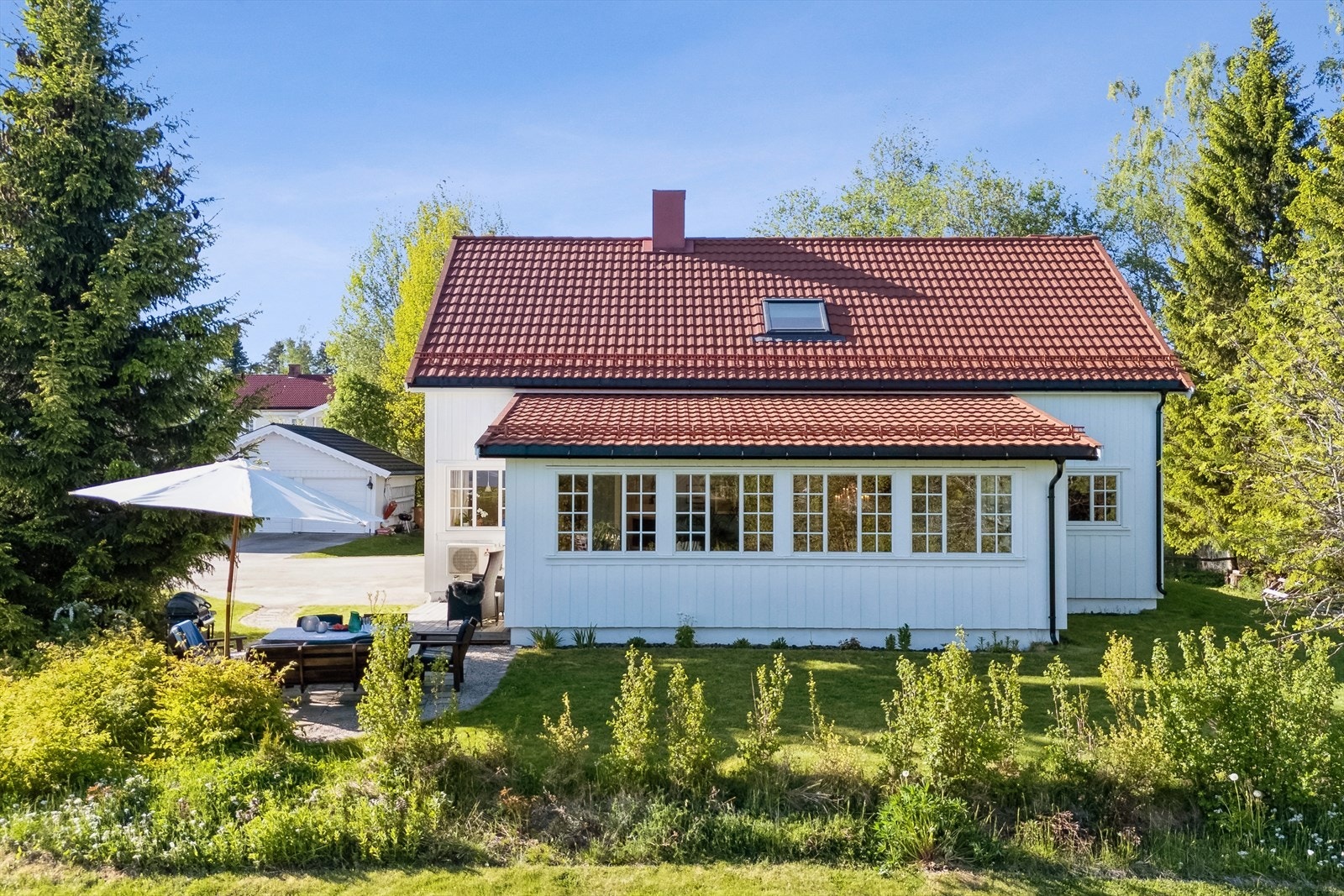 Yttertak, renner og nedløpsrør ble skiftet i 2018. Galleribilde