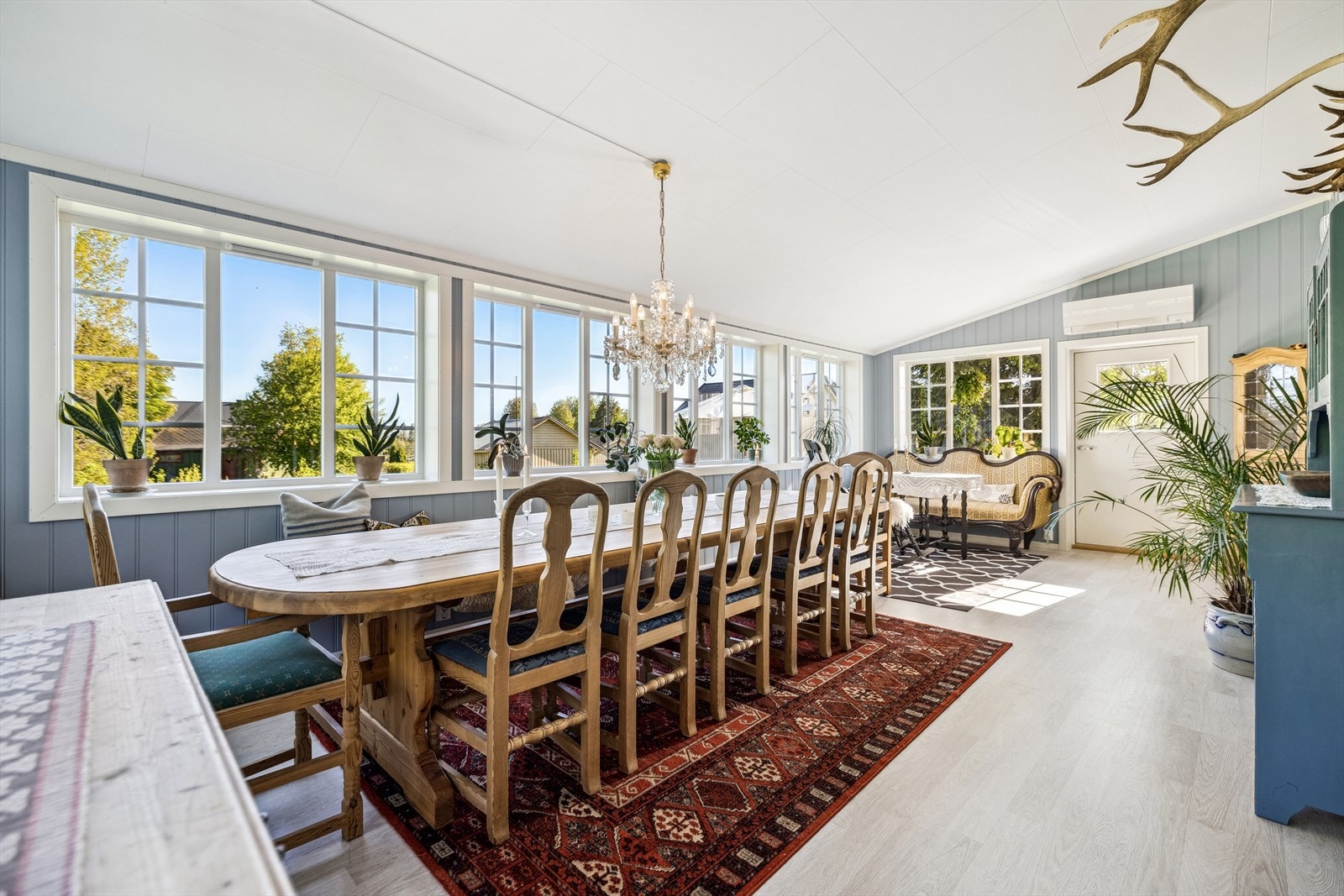 I 2018 ble boligen tilbygd med en stor og flott spisestue, et flott rom for julemiddag med storfamilien. Galleribilde