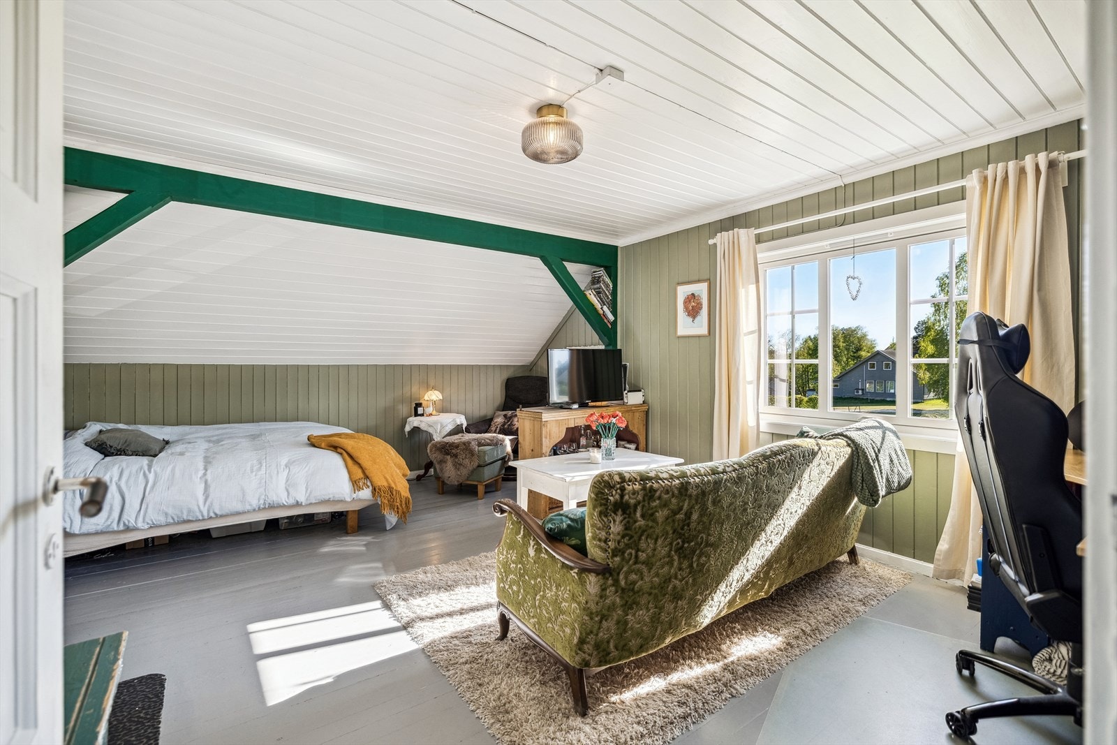 Boligen har tilsammen seks soverom, noe som gir god plass til en stor familie. Galleribilde