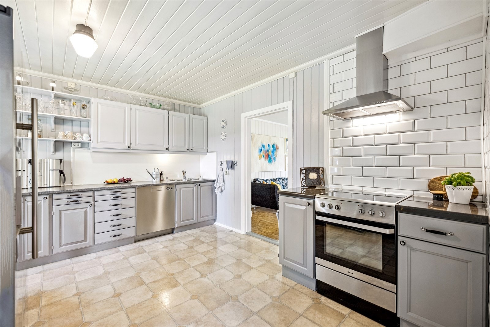 Kjøkkenet har innredning i klassisk stil som kler boligen godt. Galleribilde