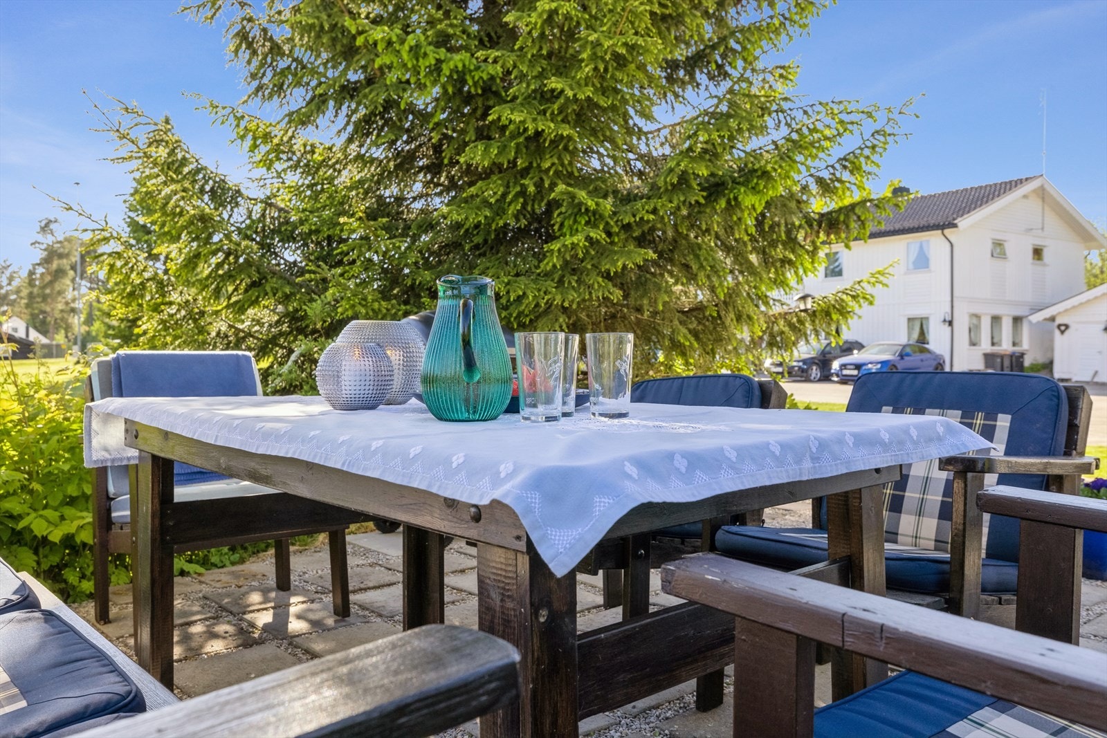 I hagen er det også en hellelagt uteplass med betongheller. Galleribilde