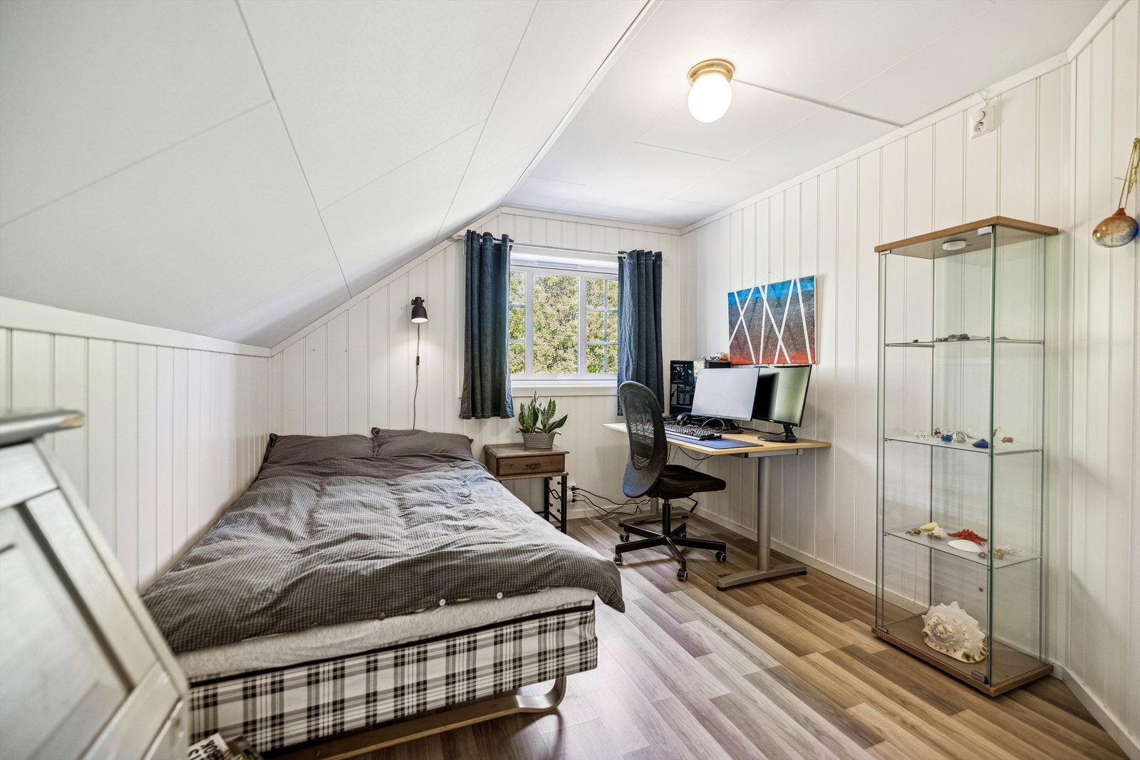 Seks soverom gir rom for privatliv, fleksibilitet og fremtidsplaner, her kan familien vokse uten å vokse ut av boligen. Galleribilde