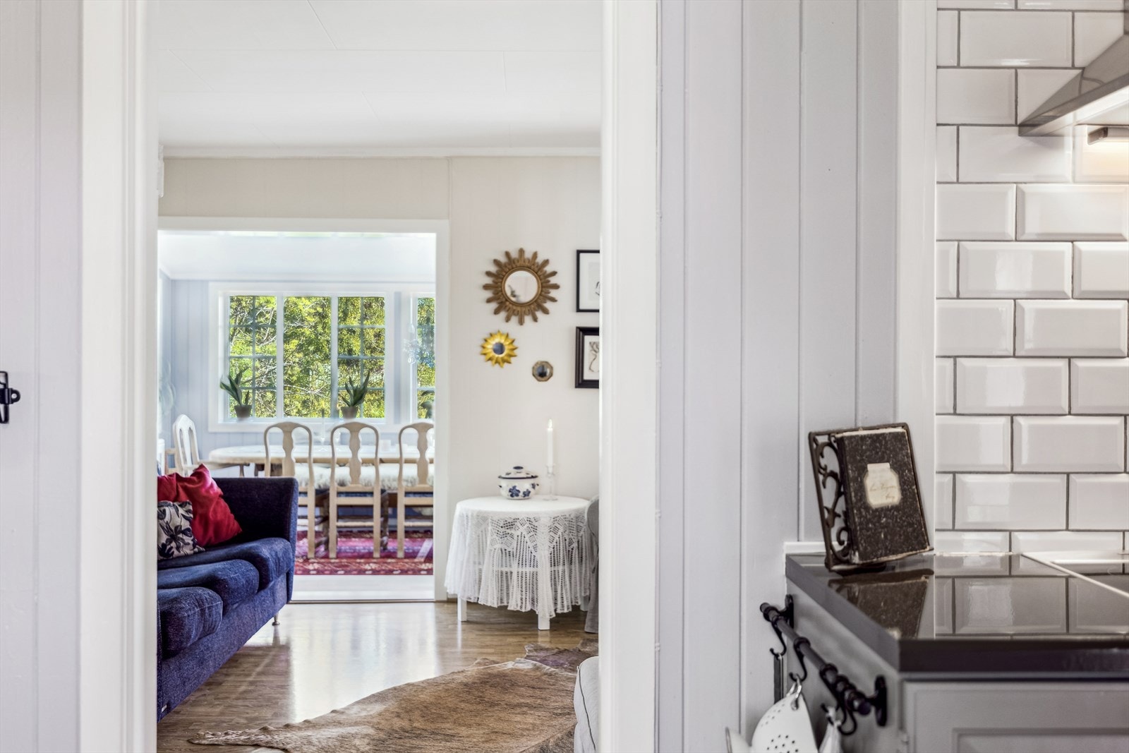 Fra kjøkkenet er det inngang til den ene stuen og her ligger stuene som perler på en snor. Galleribilde