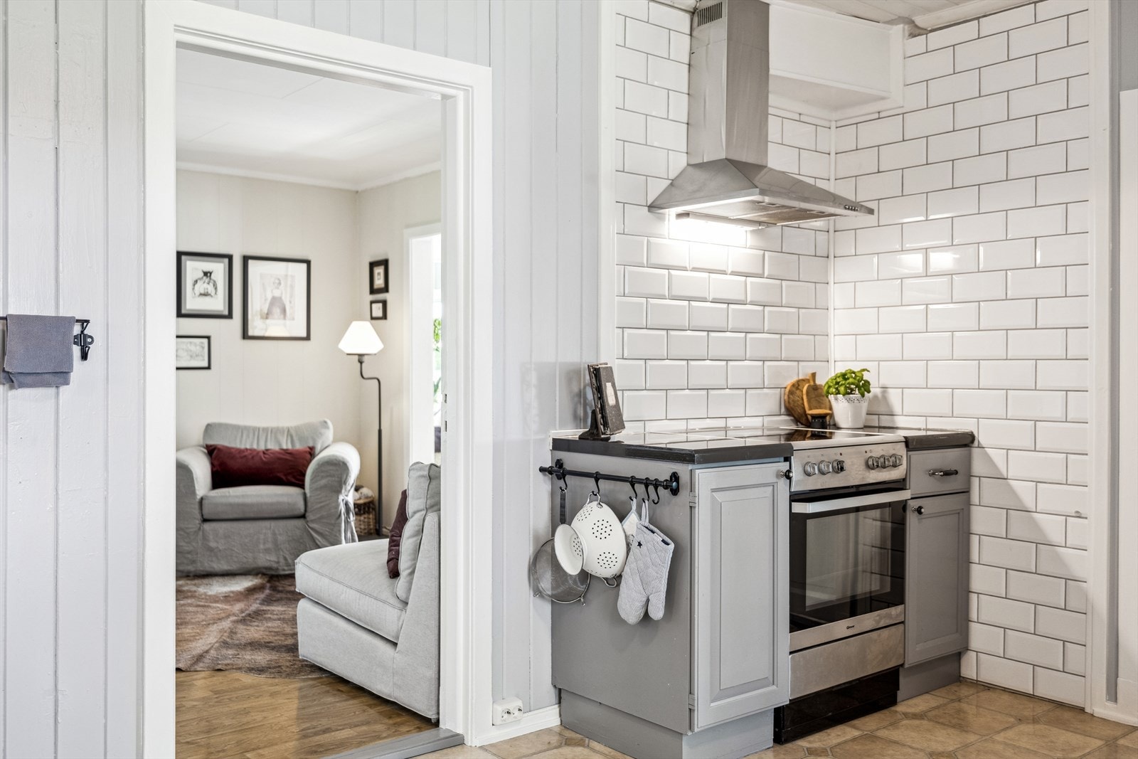 Boligen har et trivelig kjøkken i eget rom. Galleribilde