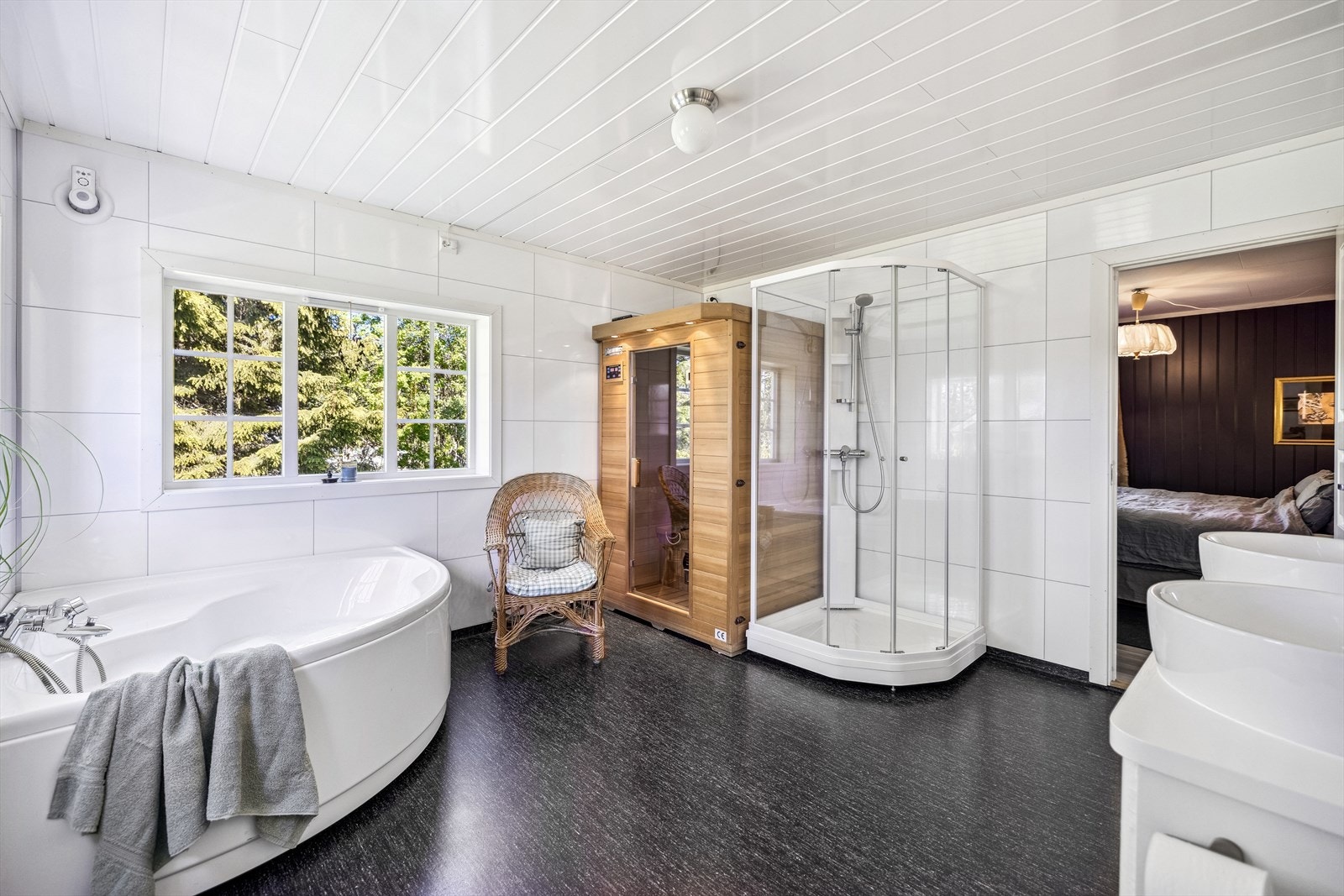 Det største badet er fra 2018 og ligger innenfor soverom i første etasje med både dusjkabinett og badekar. Galleribilde