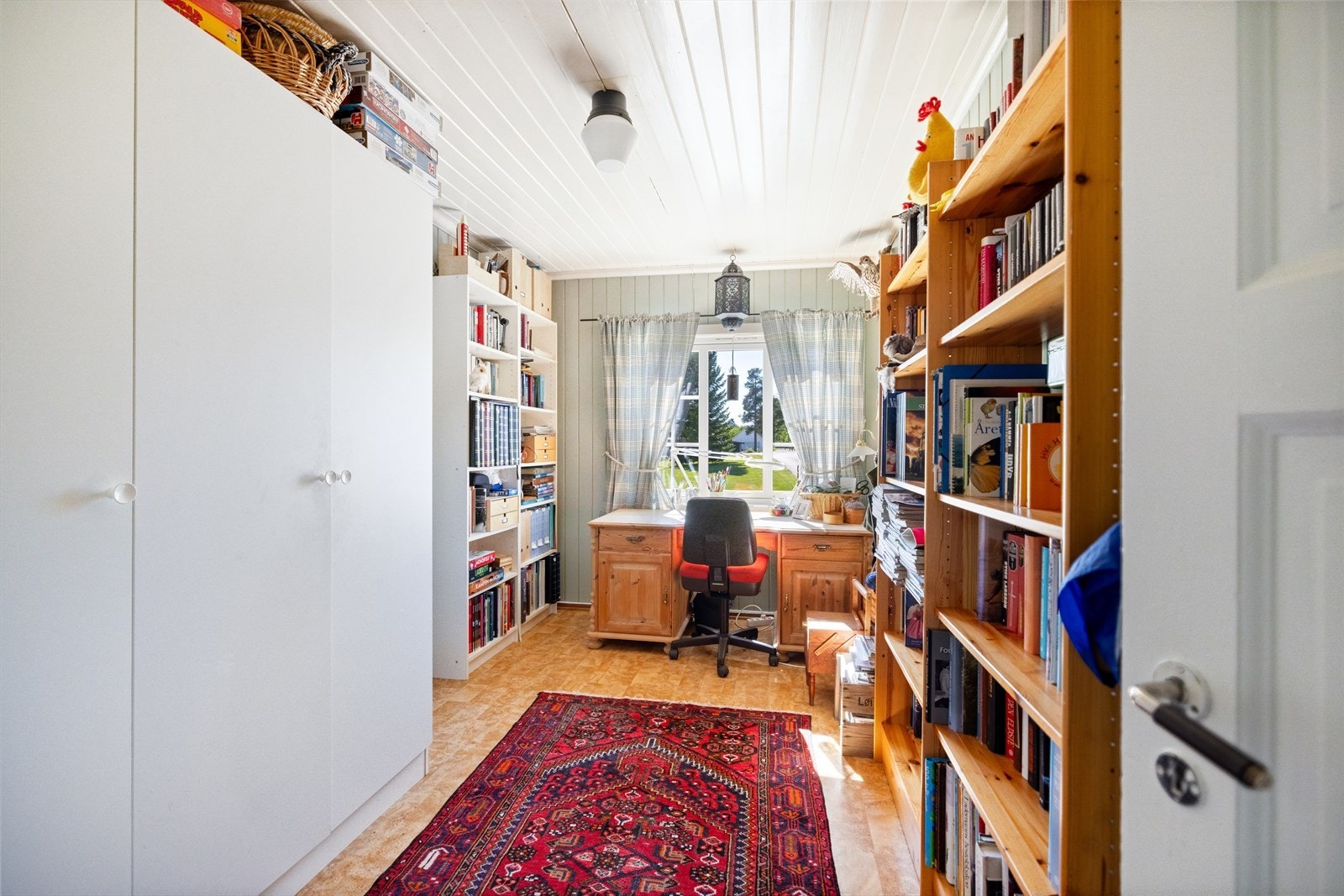 Det ene soverommet i 1 etasje, er blitt benyttet som kontor. Galleribilde