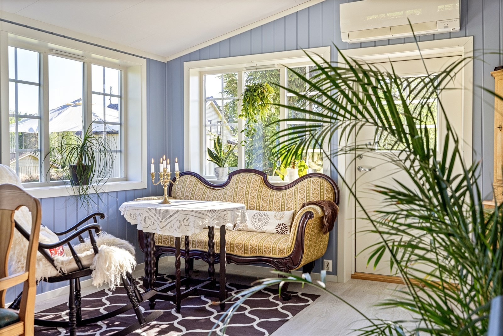 I spisestuen er det montert en luft-til-luft varmepumpe. Galleribilde