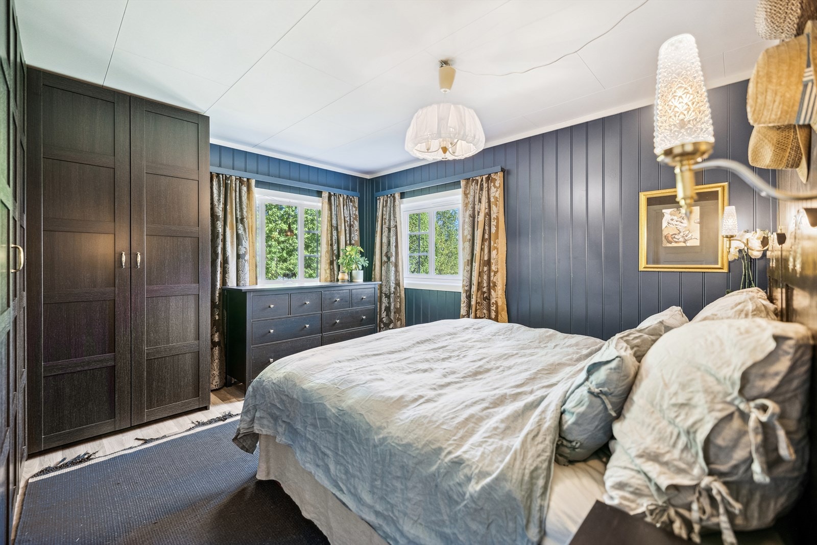 I første etasje ligger et stort og pent soverom som har rikelig med skapplass. Galleribilde