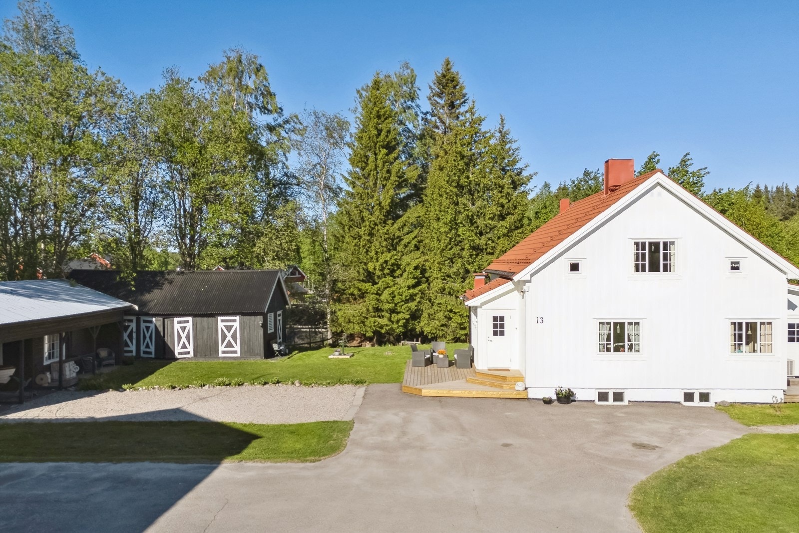 Eiendommen har stor tomt på godt over 1,4 mål med stor, asfaltert gårdsplass og lettstelt hage med plen. Galleribilde