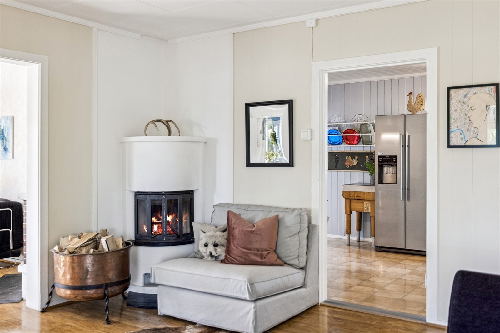 Boligen har tilsammen tre ildsteder, hvorav den ene stuen er utstyrt med peisovn. Galleribilde