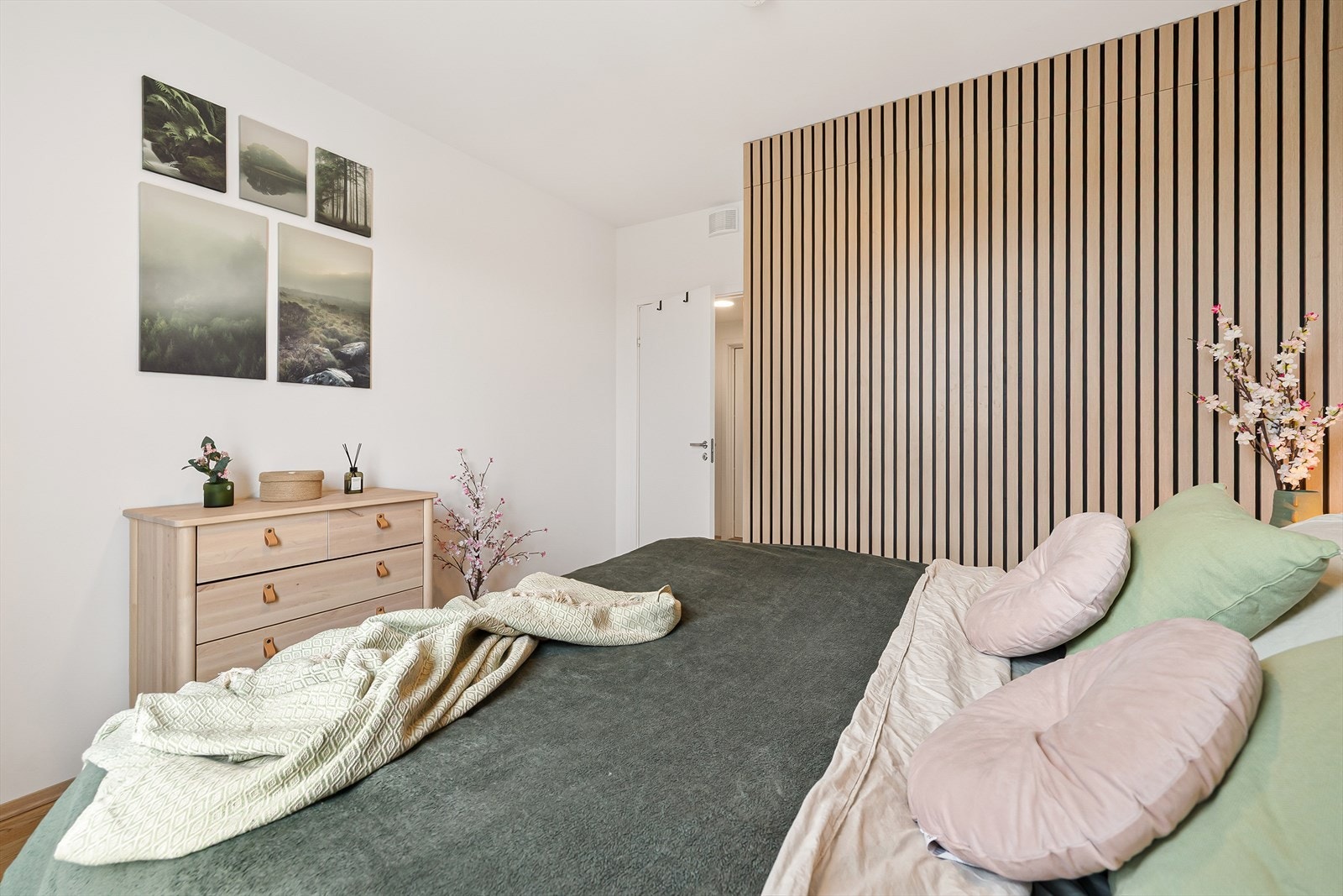 Nok av plass til å etablere en garderobeløsning av eget ønske. Galleribilde