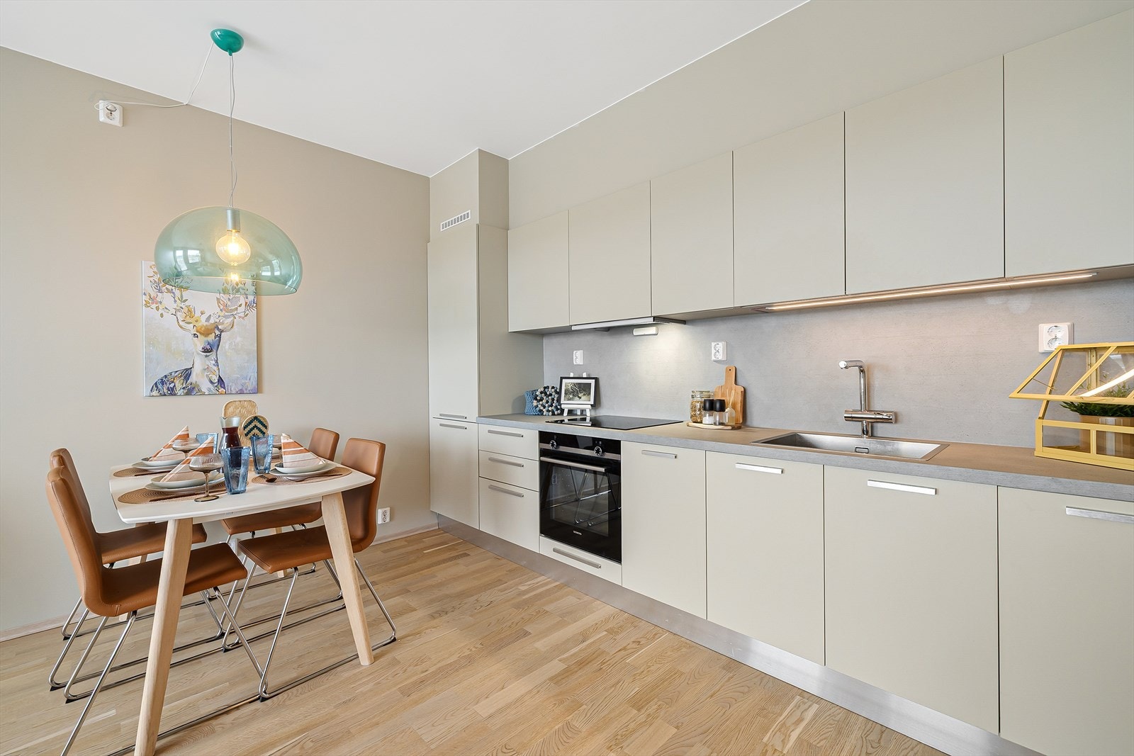 Rålekkert kjøkken, som i kombinasjon med den grå benkeplaten og belysningen under overskapene, sørger for et gjennomført uttrykk. Galleribilde