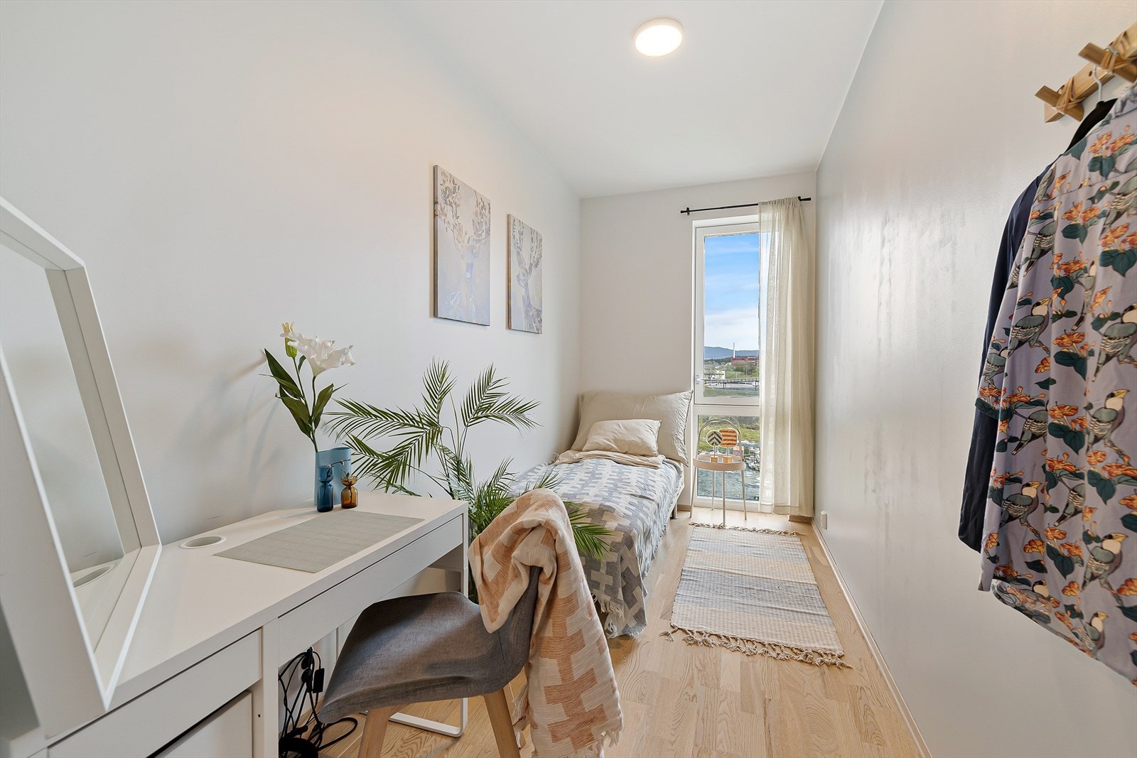 Det tredje soverommet måler 7,3 kvm. Her er det malt en kontrastvegg i Nordic Breeze for å skape en lys og frisk romfølelse. Galleribilde