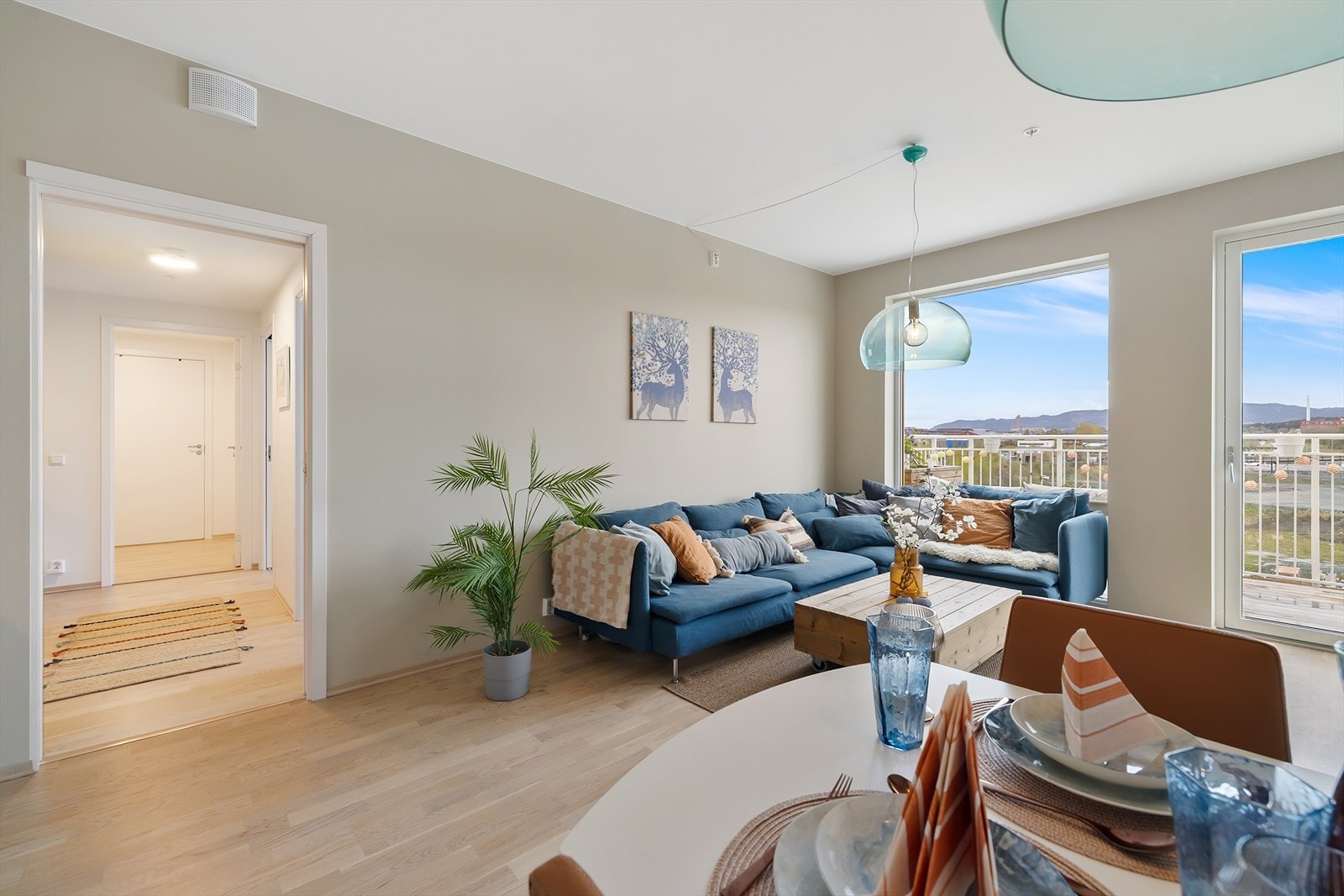 Leiligheten er malt i moderne og tidsriktige fargekombinasjoner i alle rom, og harmonerer godt med eikeparketten på gulvet. Her kan du flytte rett inn uten å tenke på nærstående innvendig oppussing og vedlikehold. Galleribilde