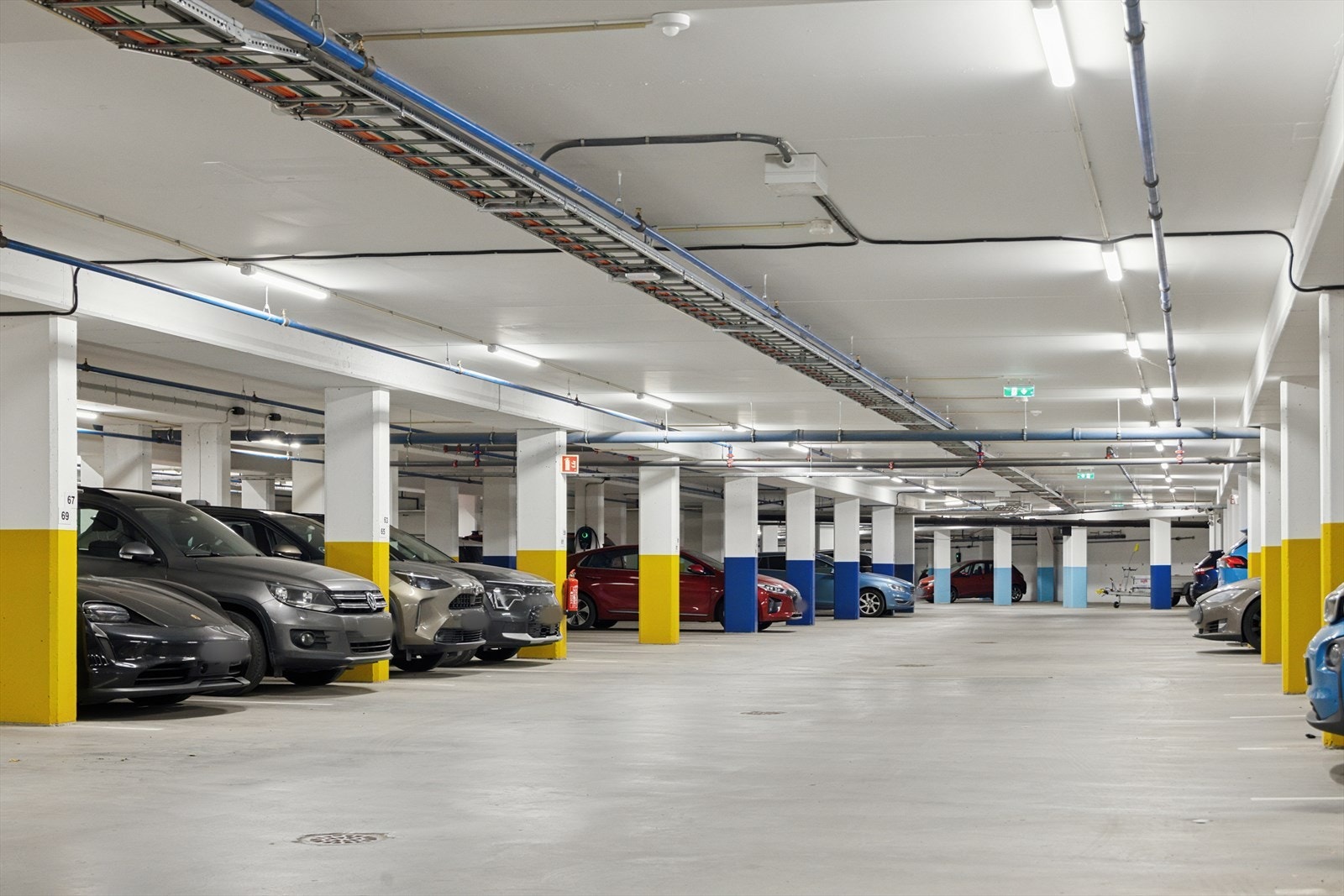 Det medfølger parkeringsplass med mulighet for el-bil lader og egen sportsbod i oppvarmet kjeller. Galleribilde