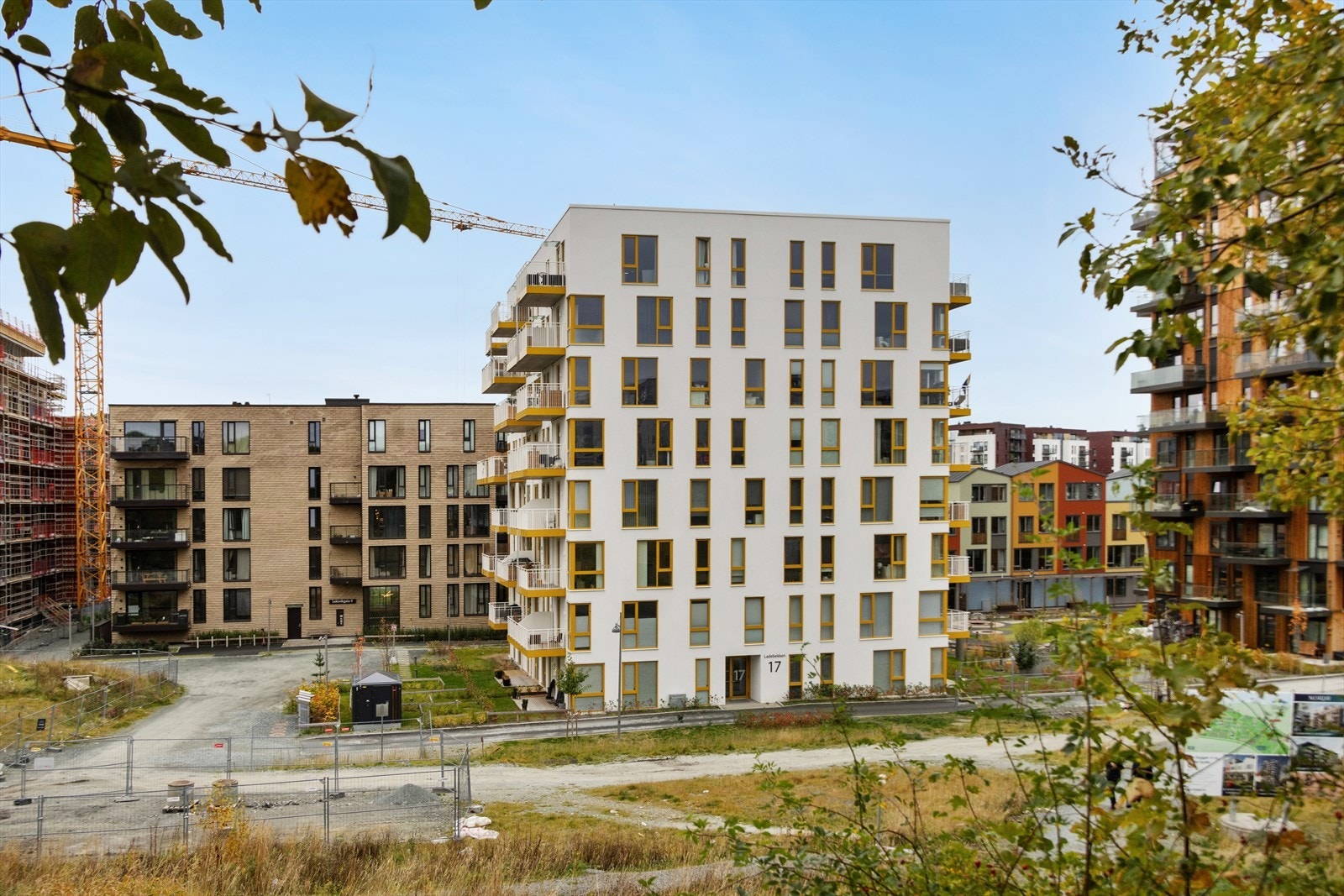 Her bor du i et attraktivt og populært område på Lilleby, med umiddelbar nærhet til alt du trenger i hverdagen og flotte grøntområder rett utenfor døren. Galleribilde