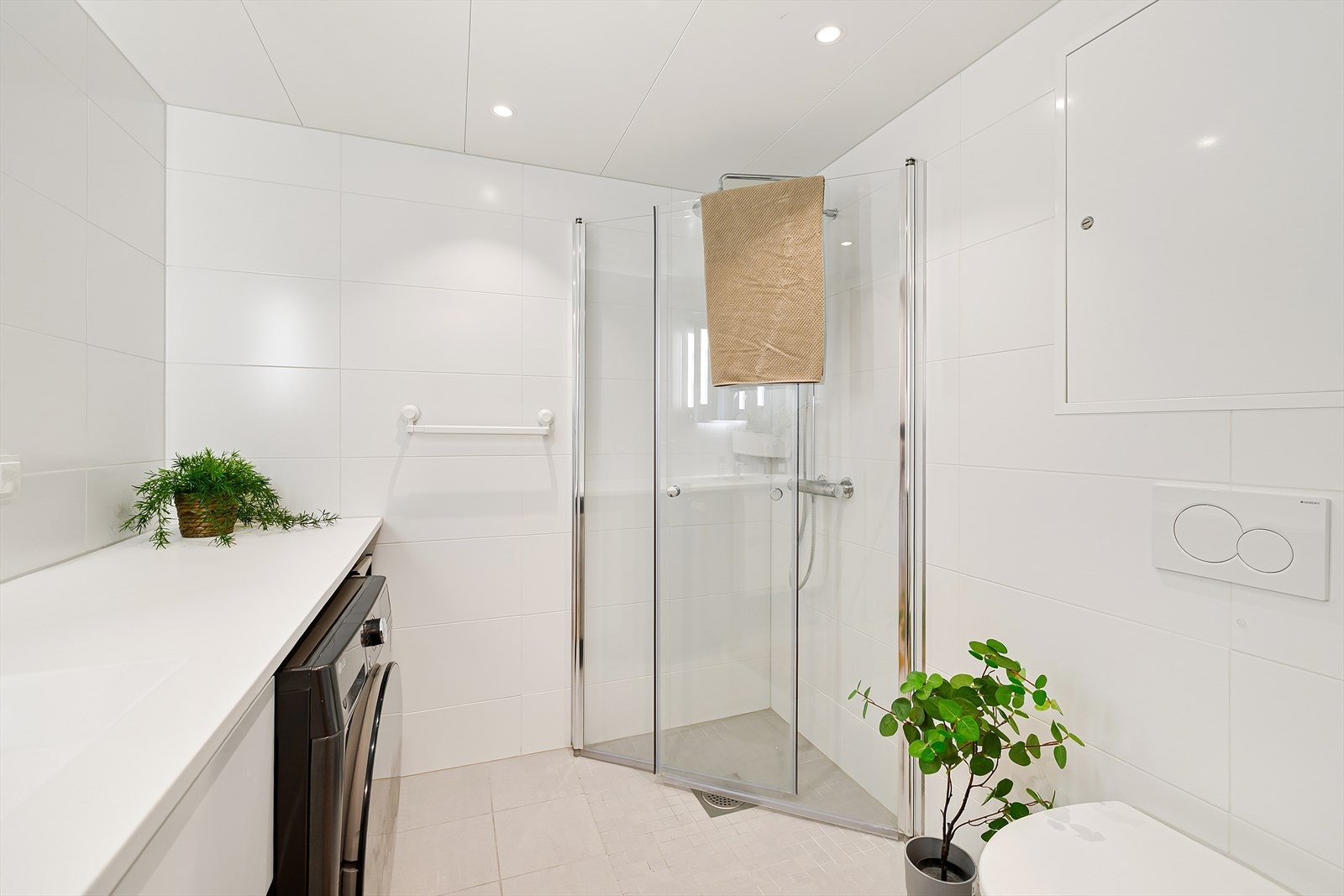 Legg merke til den heltrukne benkeplate med nedfelt vask. Galleribilde