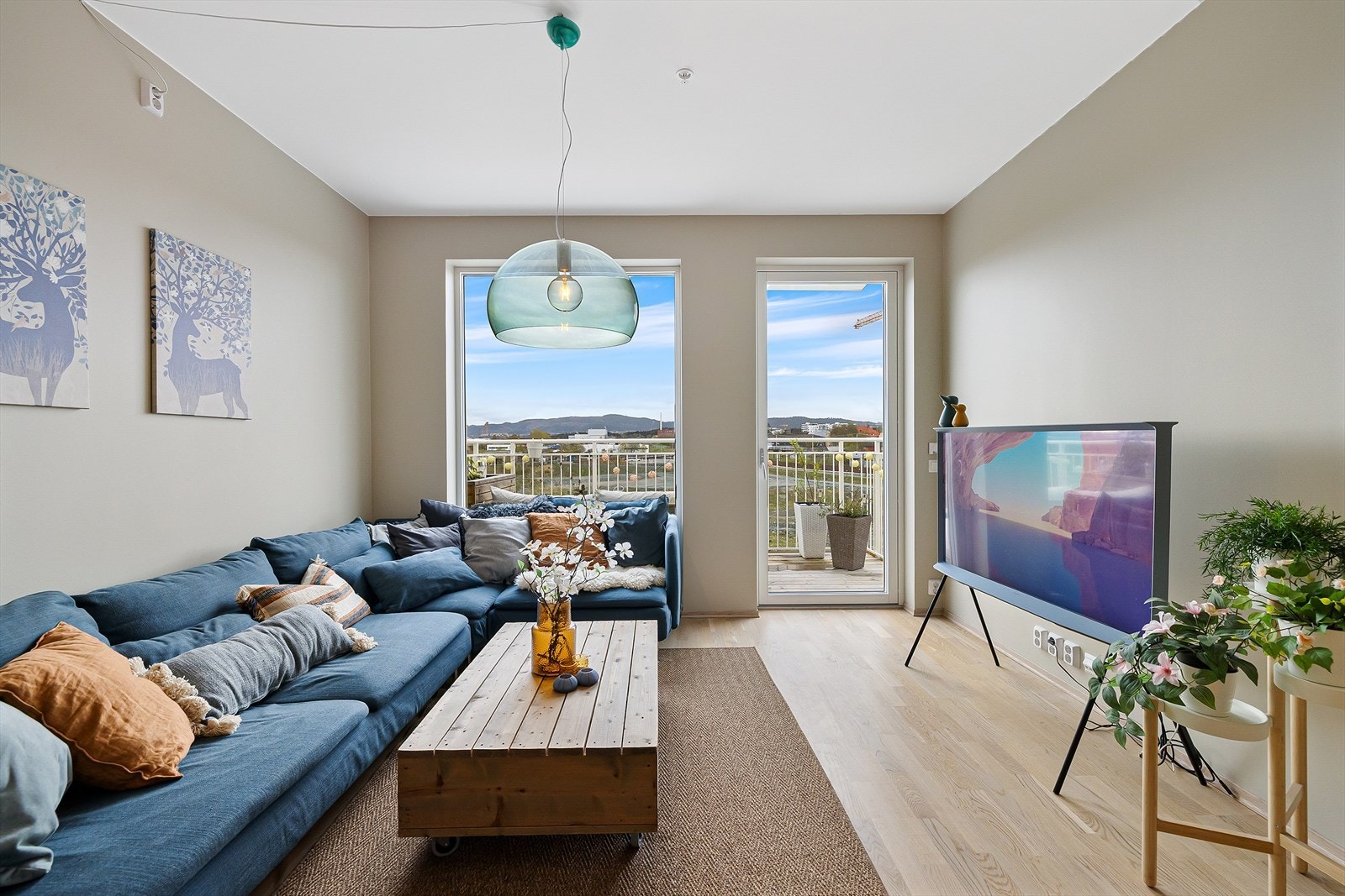 Leiligheten måler 68 kvm (BRA-i) og består av stue, kjøkken, entré, bad og 3 soverom. Utover dette har du også en ekstern bod og fast parkeringsplass med lademulighet i felles oppvarmet kjeller. Galleribilde