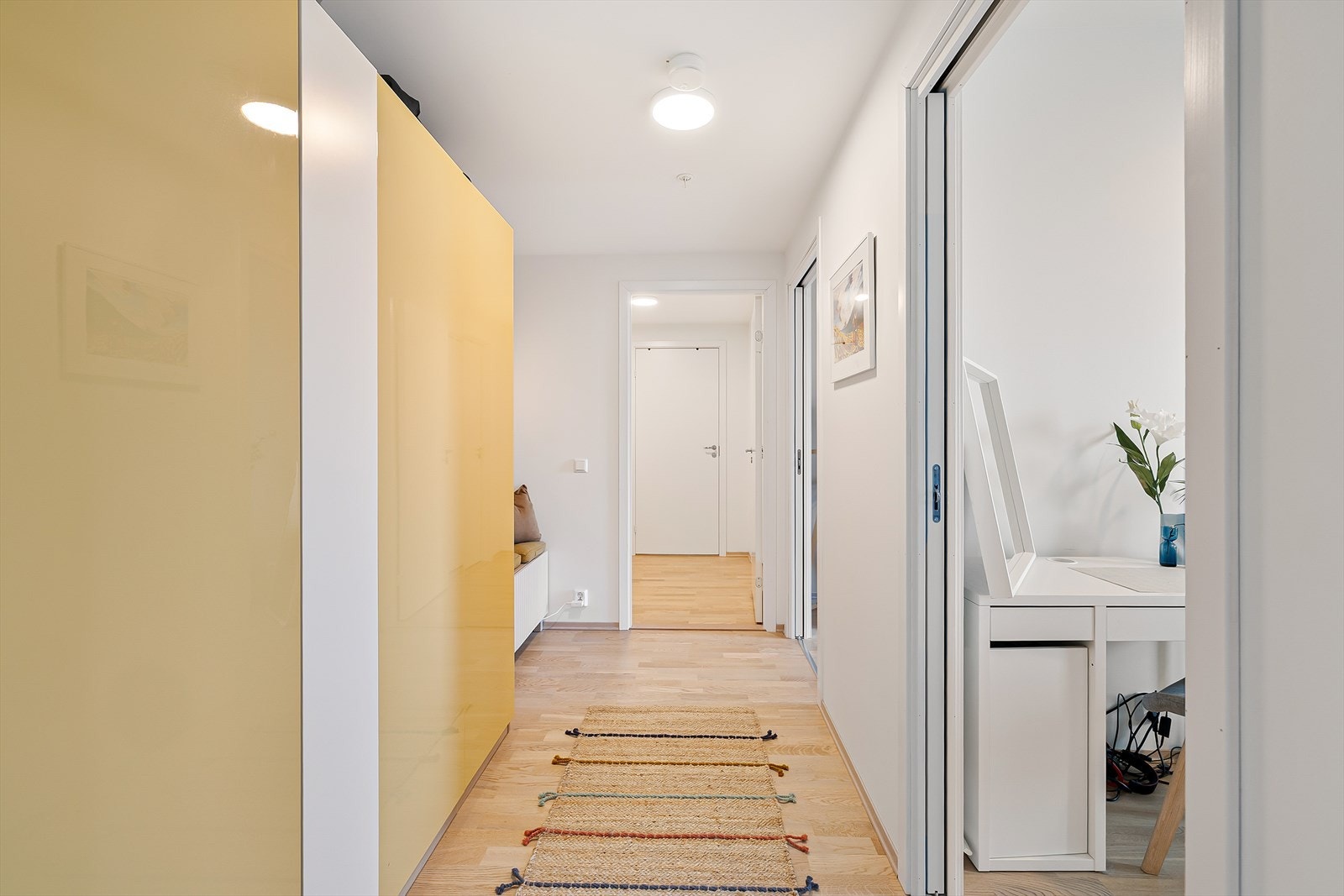 Mellomgangen gir leiligheten god lagringsplass og fungerer som en fin overgang fra entré til stue/kjøkken. Galleribilde