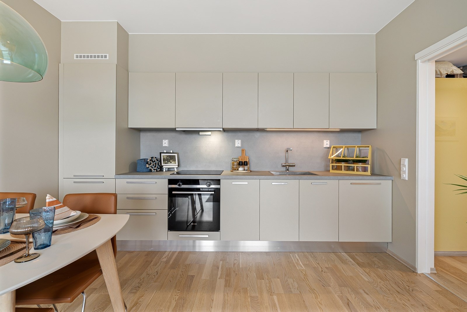 Stue og kjøkken er i en åpen løsning med en samlet størrelse på 22,4 kvm. Den gjennomtenkte planløsningen skaper naturlige soner for møblering. Galleribilde