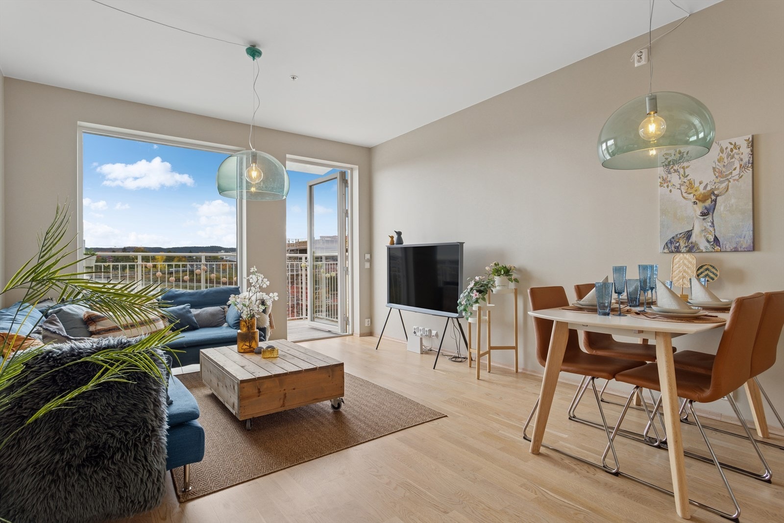 DNB Eiendom v/ Dorte Fagerstad har gleden av å ønske velkommen til en rålekker og strøken 4-roms toppleilighet i 8.etg på attraktive Lilleby! Galleribilde