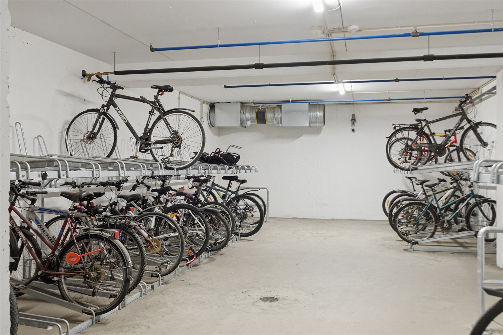 Innendørs sykkelparkering i kjelleren for beboerne i sameiet. Galleribilde