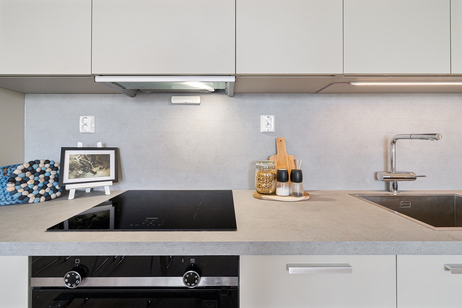 Kjøkkenet er utstyrt med integrerte hvitevarer og inkluderer platetopp, stekeovn, kjøl/fryseskap og oppvaskmaskin. God lagringsplass og eksklusive funksjoner som ventilator med timer, uttrekkbar vask og dimbart lys. Galleribilde