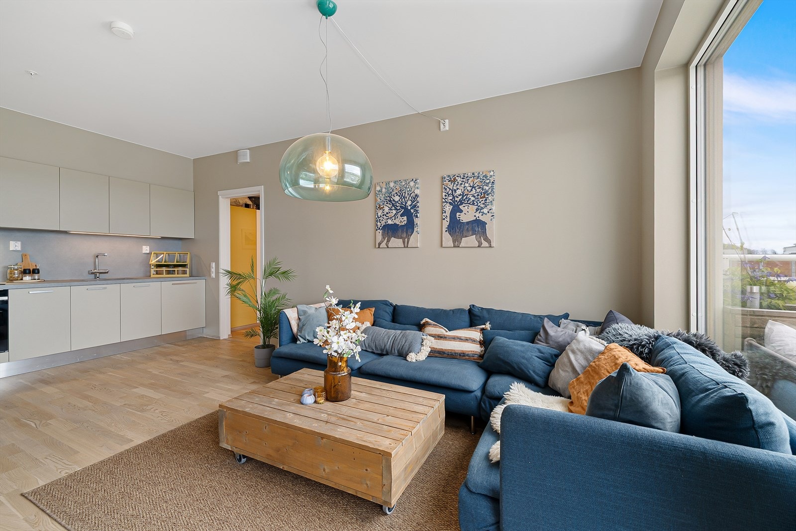 Leiligheten sto ferdig i 2023, og bygget har moderne fasiliteter som balansert ventilasjon, heis og fjernvarme. Byggesakkyndig har vurdert boligen til TG0/1 på samtlige punkter i tilstandsrapporten. Galleribilde