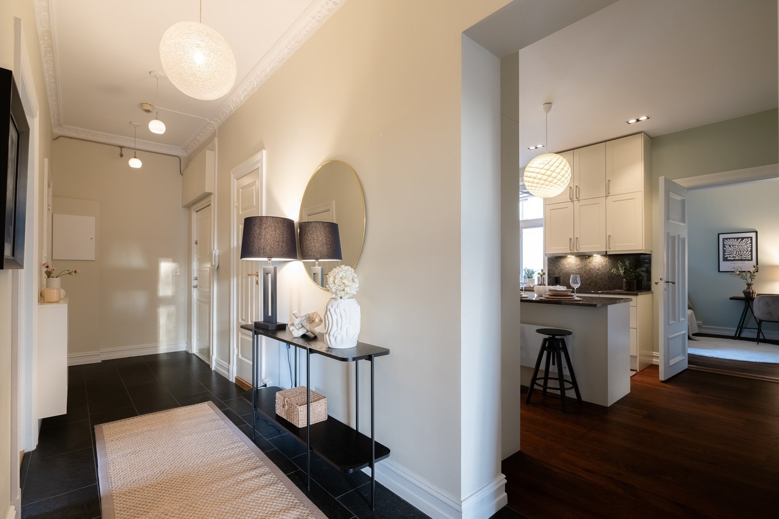 Leiligheten har to innganger, den ene med flott trappeløp som fører deg til boligens entré og den andre med heis som tar deg til 4. soverom. Galleribilde