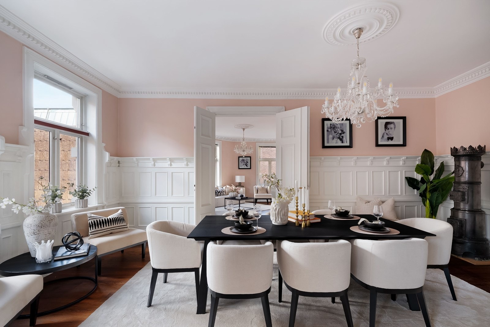 Boligen byr blant annet på 4 soverom, 2 stuer og 2 bad + toalletrom. Galleribilde