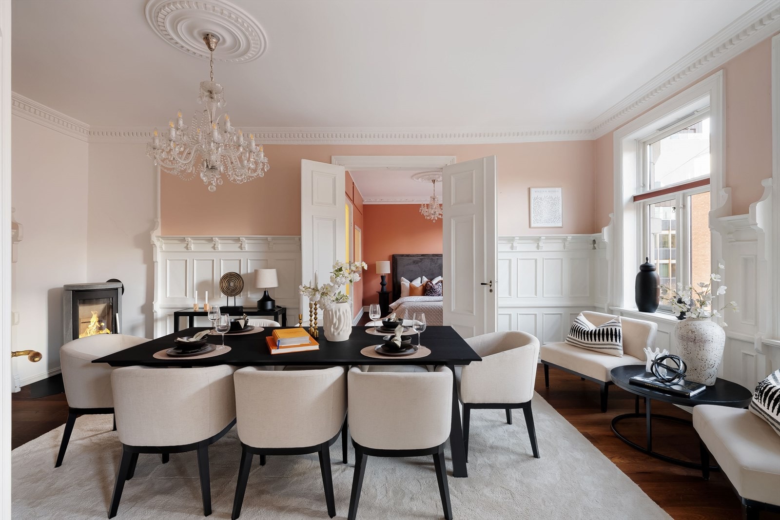 To flotte stuer med doble dører og særdeles god møbleringsfrihet. Den gode utformingen gir deg mulighet til å innrede oppholdsrommene etter eget ønske. Galleribilde