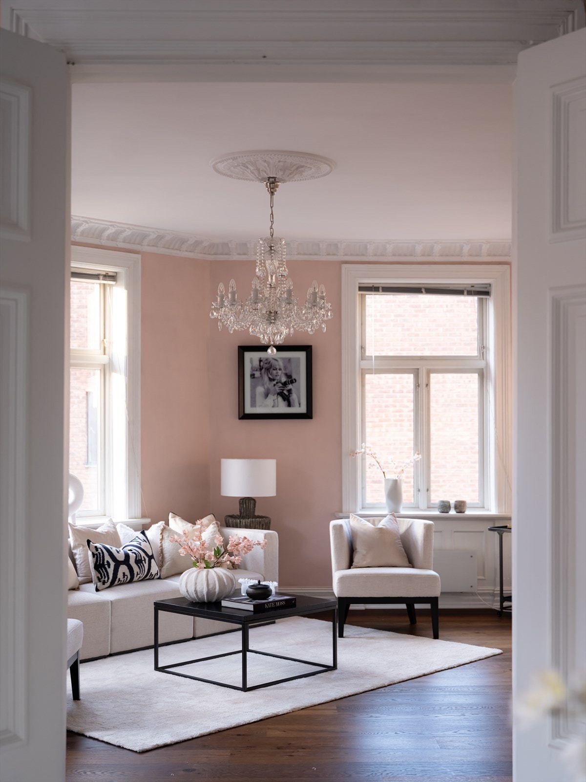 Store vindusflater slipper inn et mykt, naturlig dagslys som forandrer seg gjennom dagen og gir rommene en lun og levende atmosfære. Galleribilde