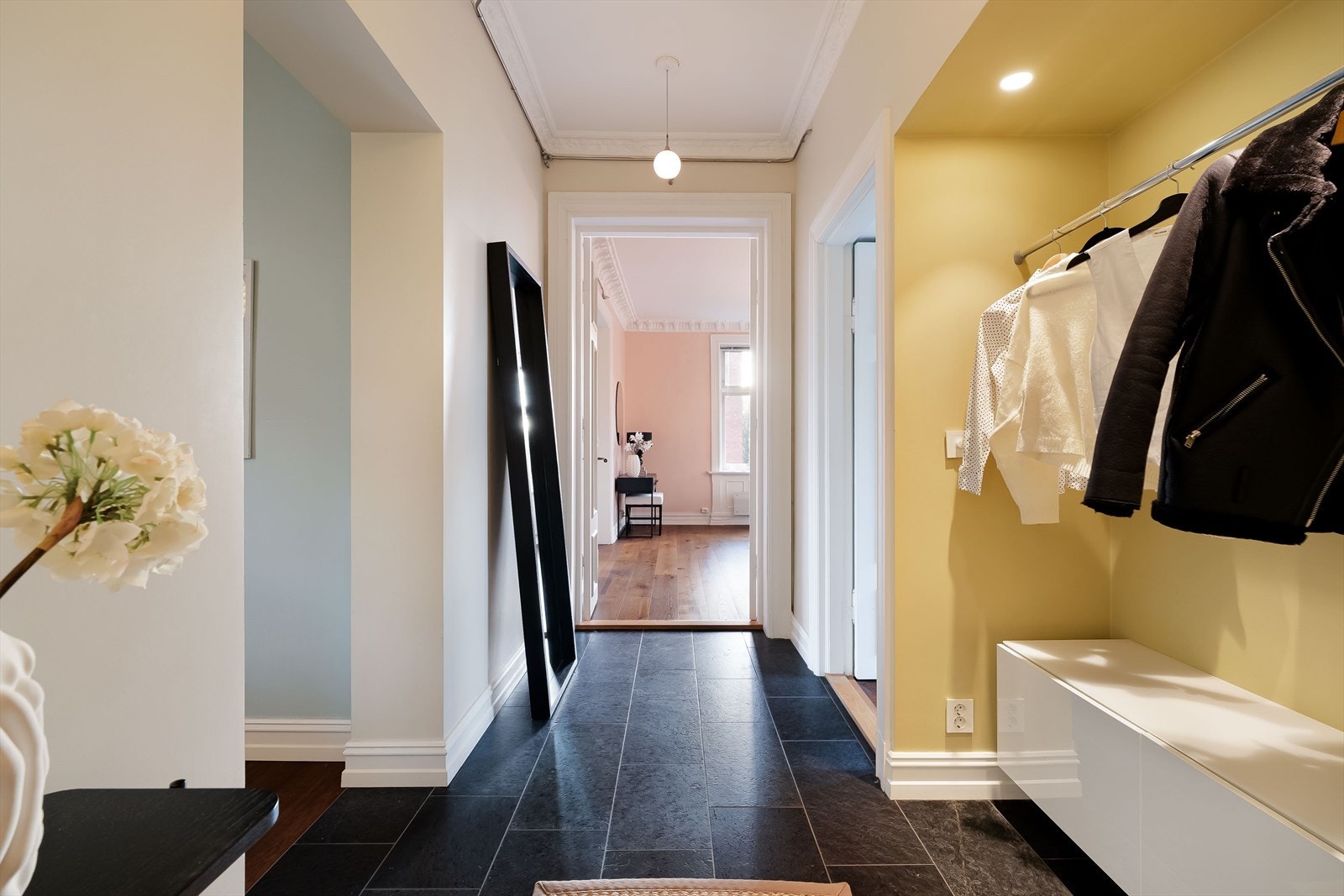 Det er god plass til ytterjakker, sko og diverse i garderobeløsningen i gangen. Boligen disponerer 2 eksterne boder. Galleribilde