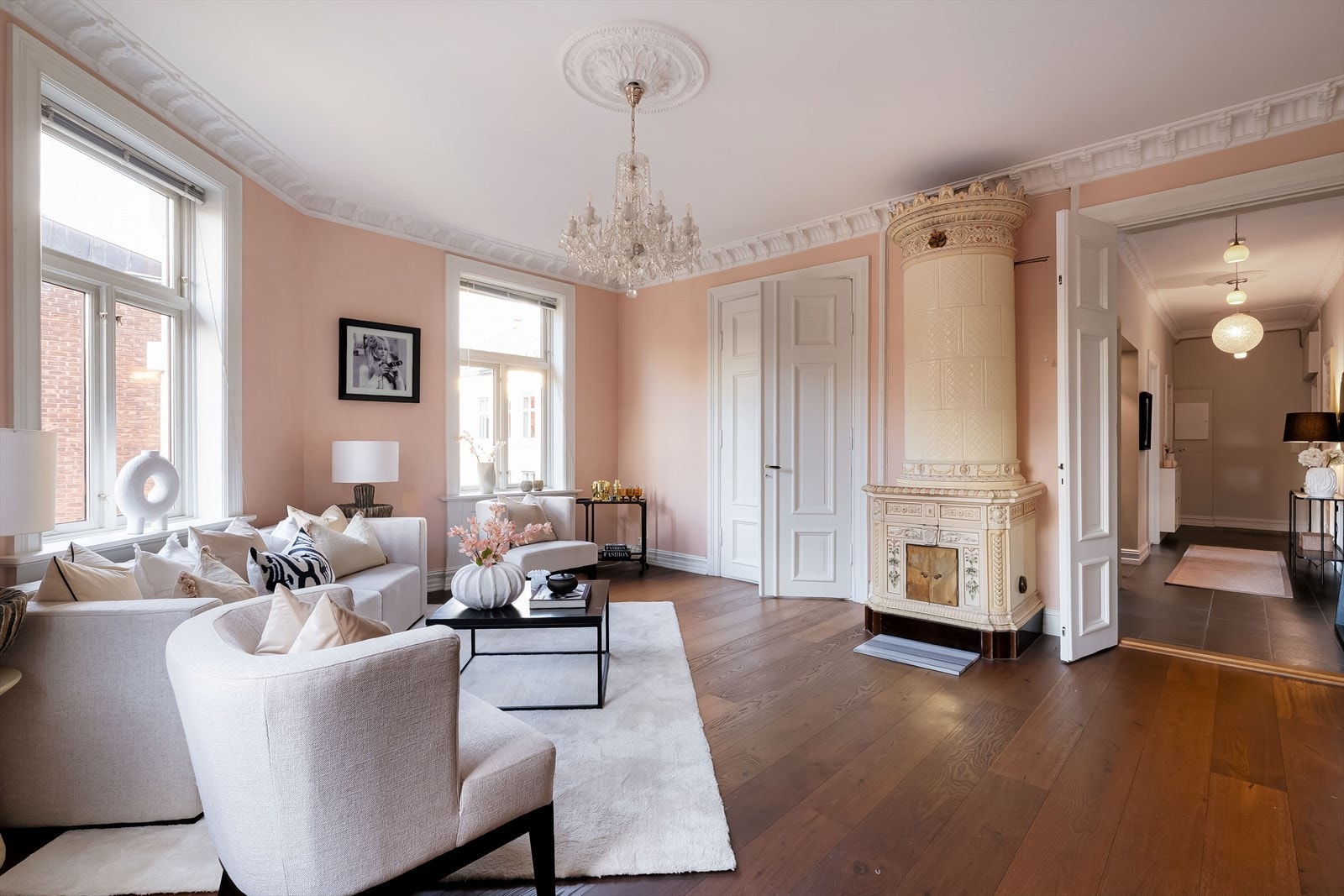 I tv-stuen står en flott kakkelovn som tjener som et smykke i rommet, og varmer godt kalde høst- og vinterdager. Galleribilde