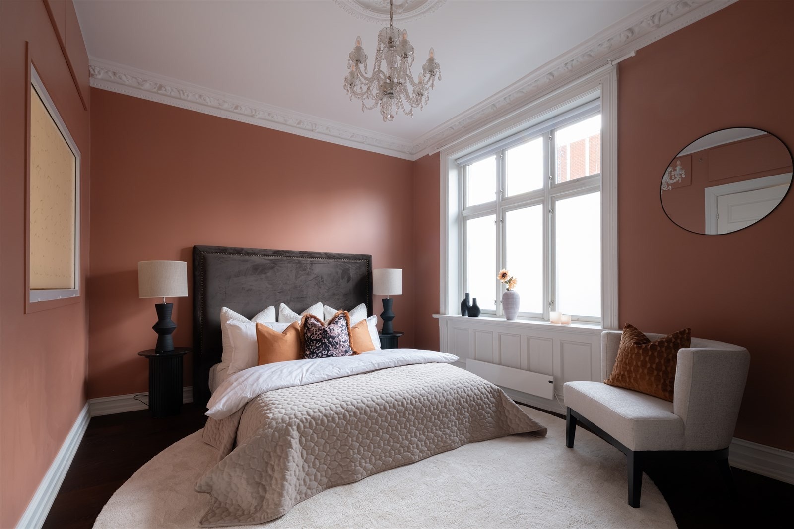 God takhøyde, vakker stukatur og dekorative rosetter gir rommene en herskapelig atmosfære, mens glatte flater og gjennomtenkte materialvalg gir et moderne og stilrent preg. Galleribilde