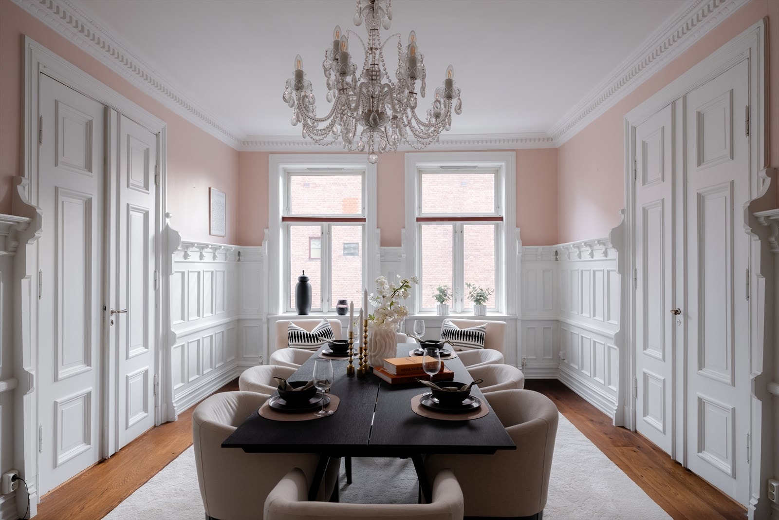 I den andre stuen er det masse plass til et stort spisebord hvor en bedre middag kan nytes sammen med det inviterte selskapet. Galleribilde