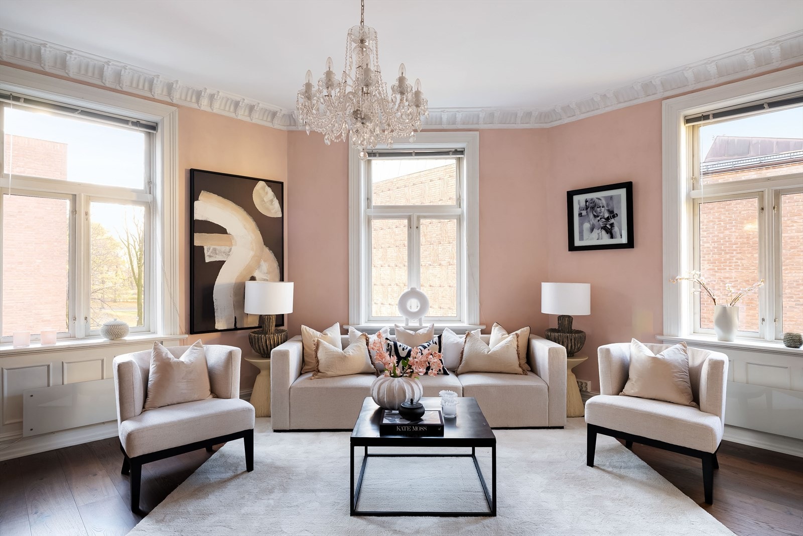 Store vindusflater gir godt med naturlig lys og fremhever leilighetens elegante linjer og originale sjel. Galleribilde