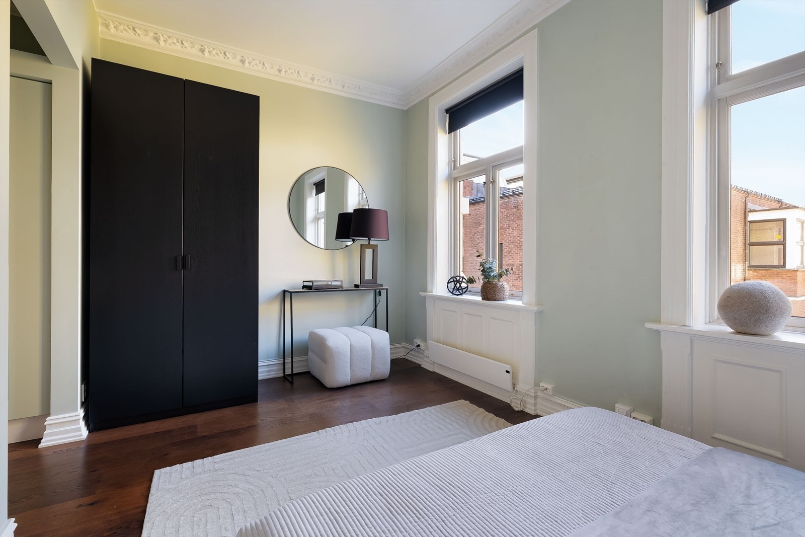 Her er det god plass til seng, hjemmekontor og garderobe. Galleribilde