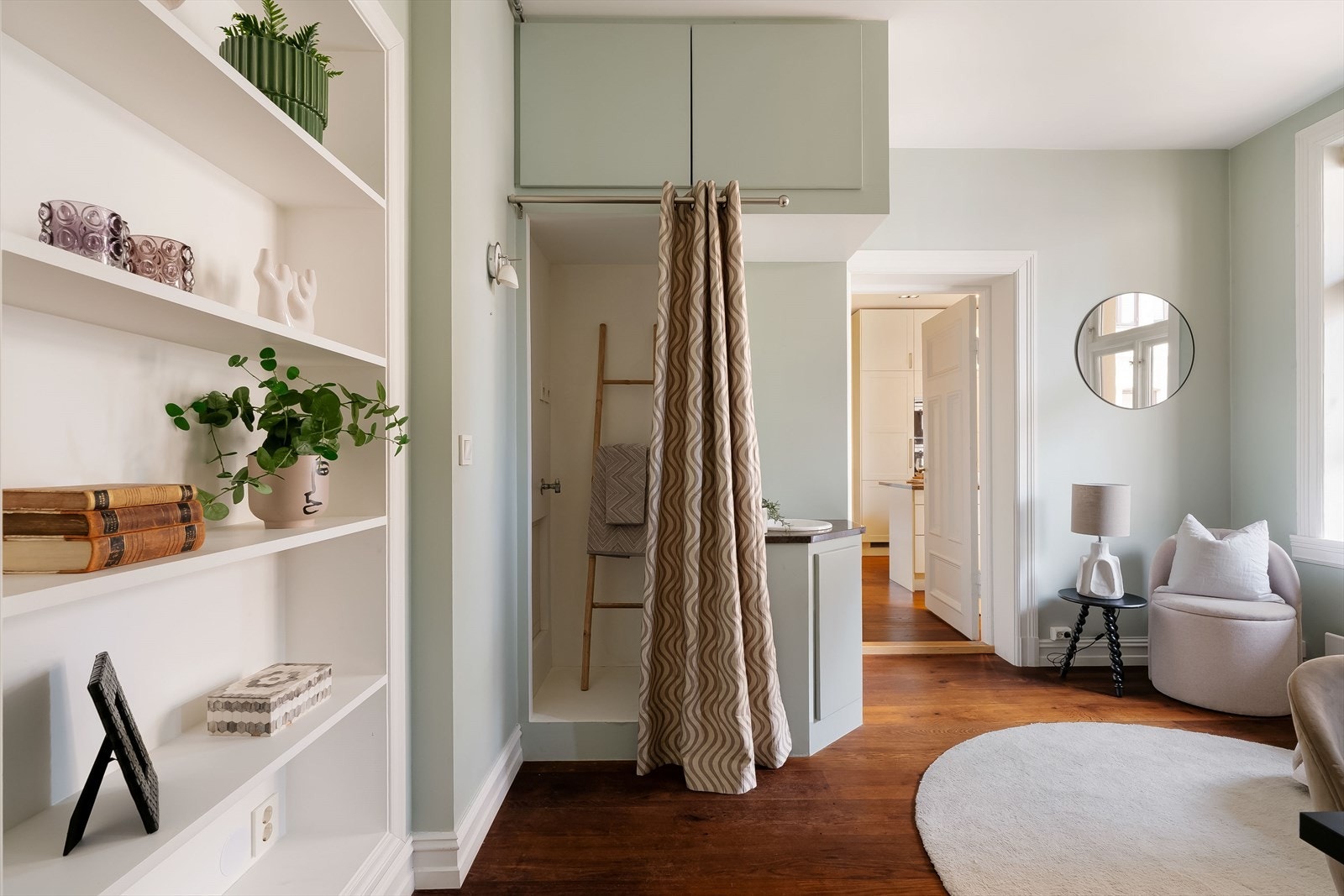 Rommet har opplegg for vaskemaskin og tørketrommel. Det er montert servantskap med glatte, malte fronter, granitt benkeplate med nedfelt servant. Galleribilde