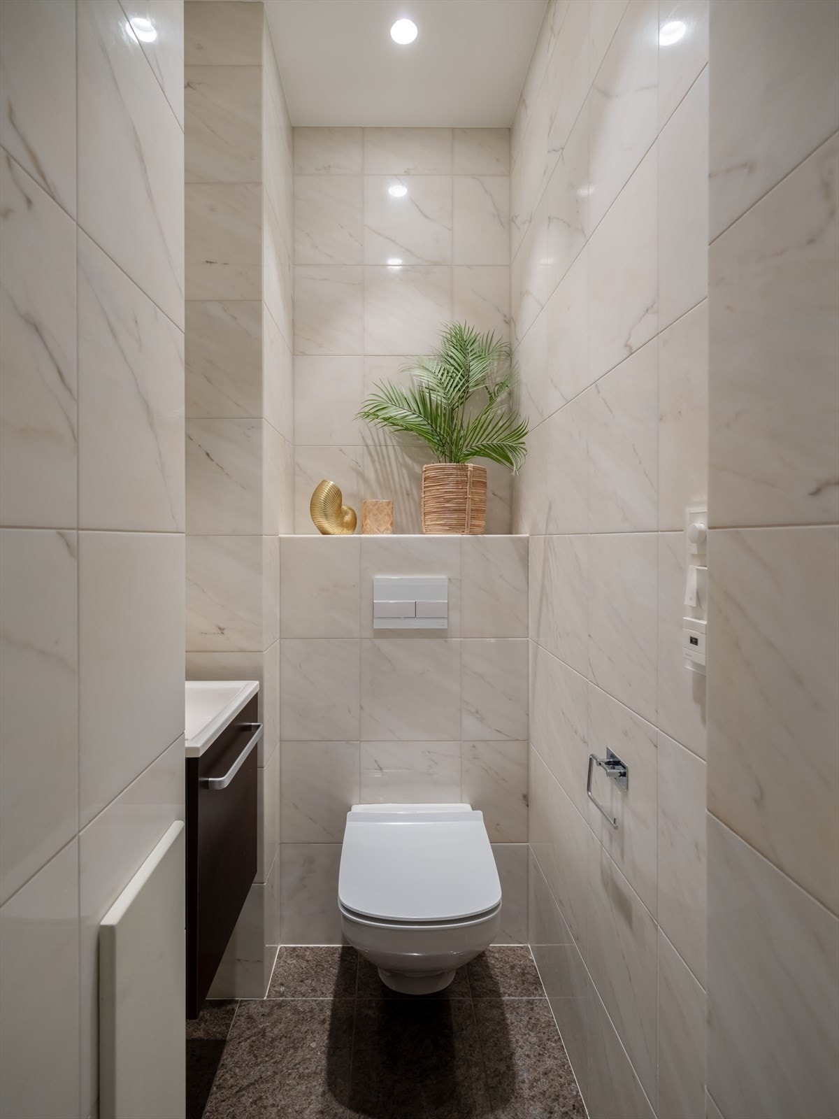 Eget toalettrom, her er gulvflate med granitt, veggflater med marmor, termostatstyrte varmekabler og downlights i himling. Galleribilde