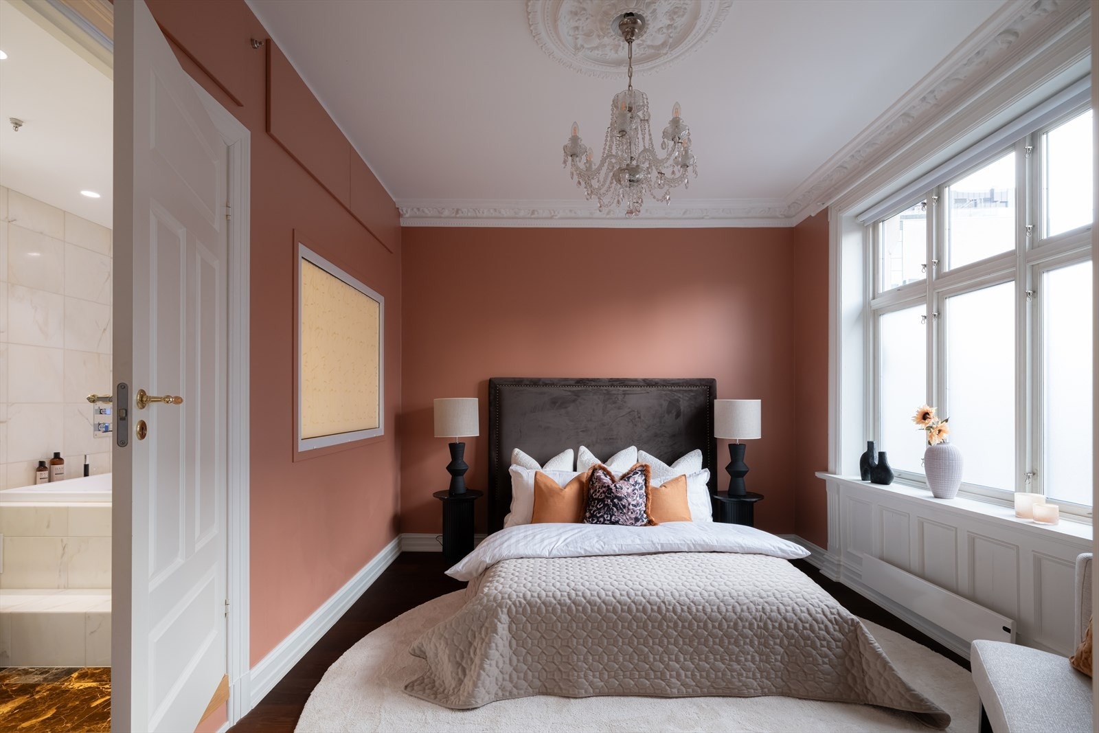 Hovedsoverommet har eget, tilknyttet bad med badekar- en herlig privat sone som gir det lille ekstra i hverdagen. Galleribilde