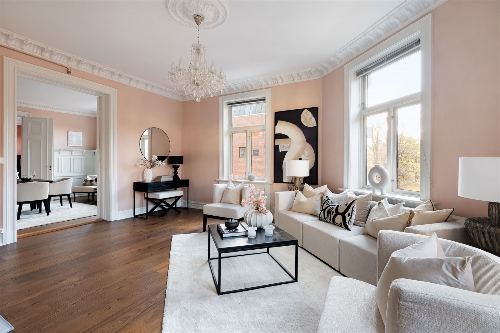 Boligen utmerker seg med vakre, originale detaljer som gir en tidløs og sofistikert atmosfære. Galleribilde