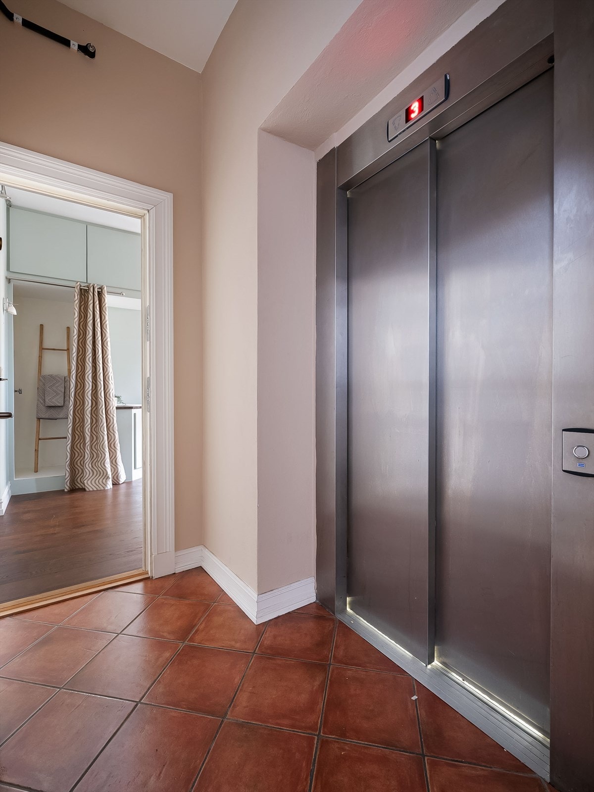 Leiligheten har to innganger, den ene med flott trappeløp som fører deg til boligens entré og den andre med heis som tar deg til dette soverommet. Galleribilde