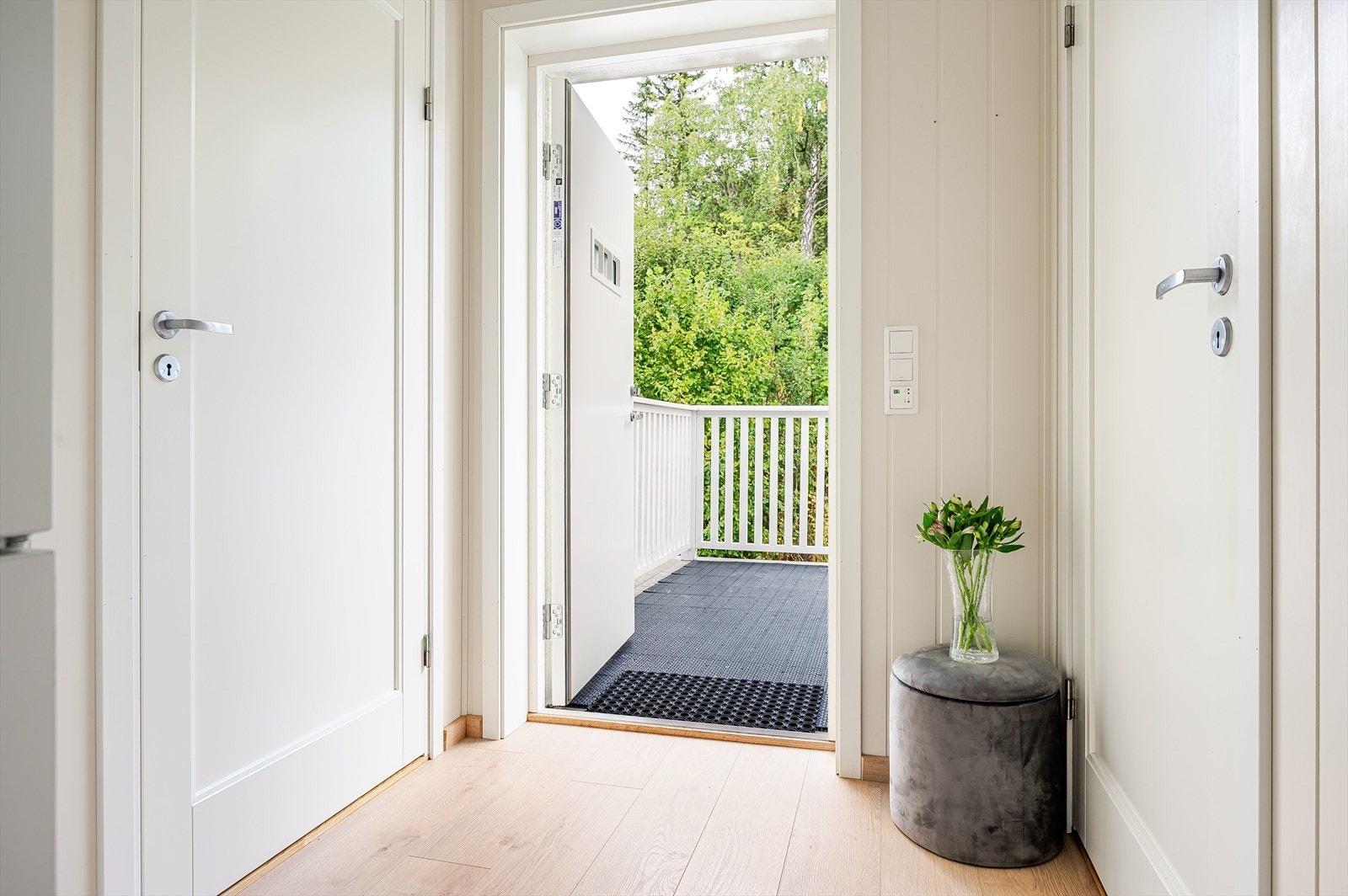 Velkommen inn til en lys entré. Galleribilde