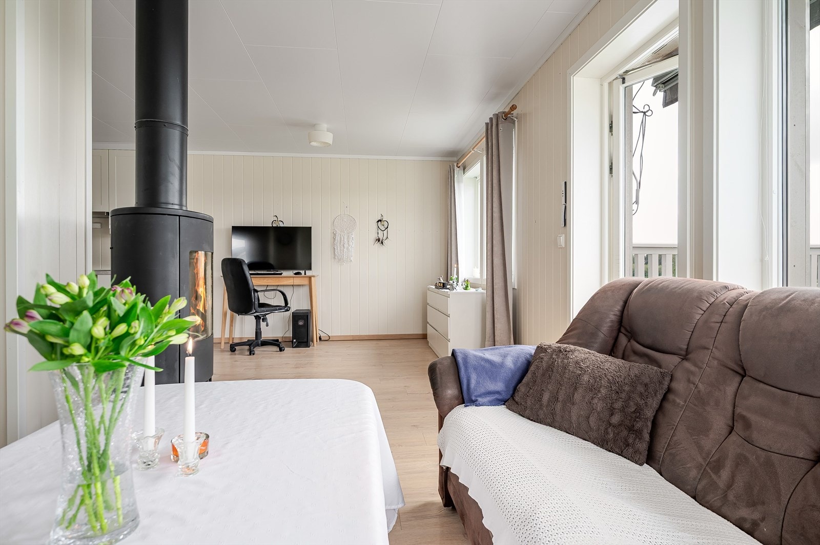 Peisen er et midtpunkt i leiligheten som varmer godt. Galleribilde