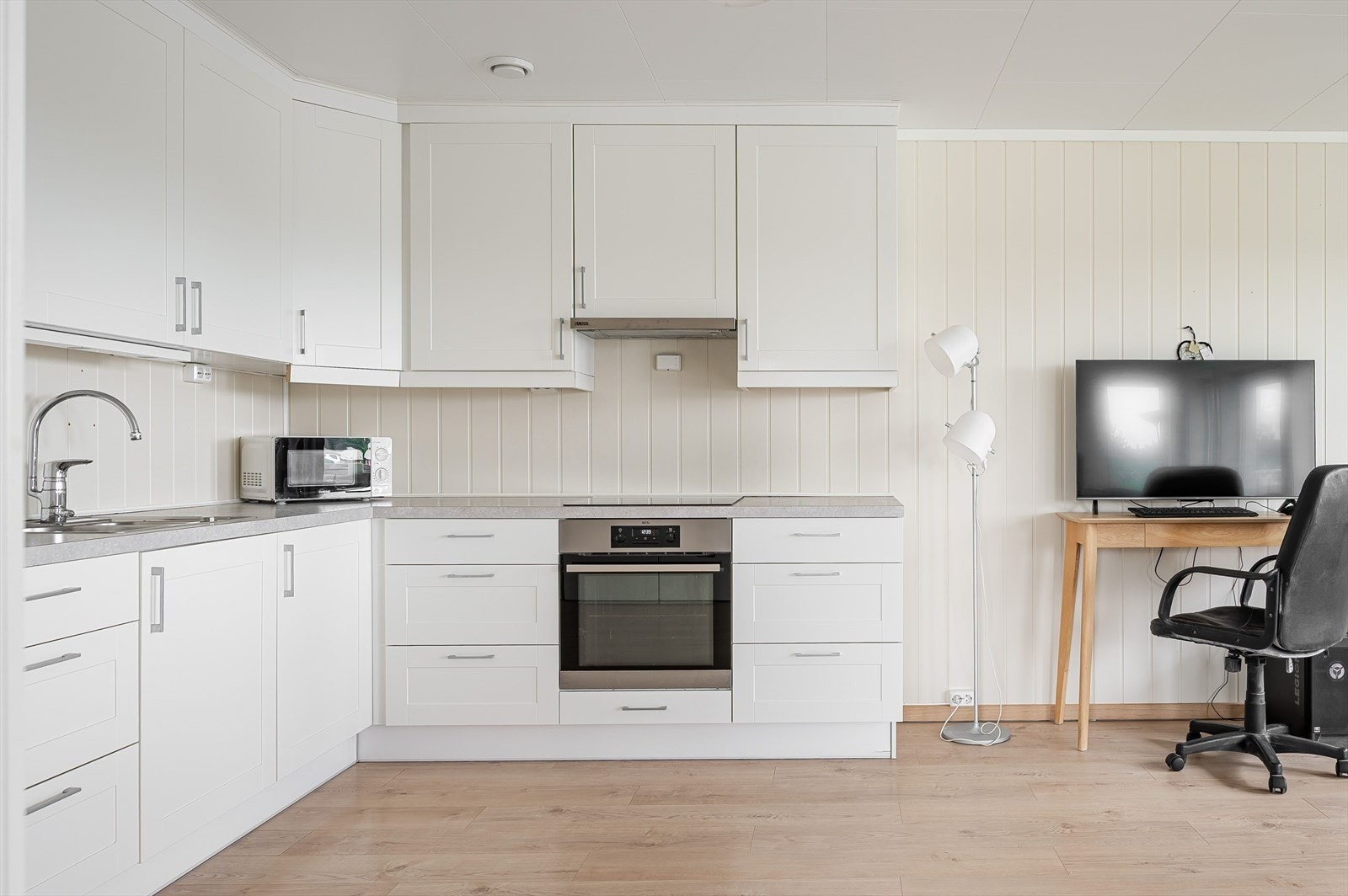 Kjøkkenet er lyst med profilerte fronter. Galleribilde