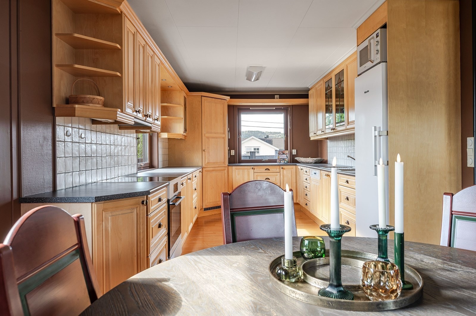 Stort kjøkken med mye benkeplass. Galleribilde